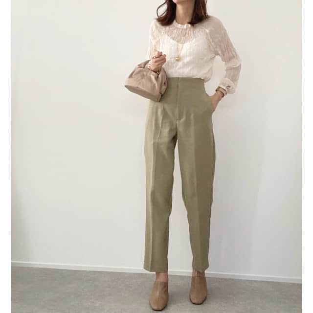 minminmaaaさんのインスタグラム写真 - (minminmaaaInstagram)「・ ・ 全身 @reedit_official で春コーデ🌸 ・ ・ ☑︎ボリュームスリーブガウンニットカーディガン　Lサイズ ・ ☑︎ワッシャー加工シアーブラウス　Mサイズ ・ ☑︎ストレッチカットツイルハイウエストテーパードパンツ MTサイズ ・ ☑︎スクエアトゥステッチラインミュールサンダル ・ ・ シアー感のあるブラウスに春色のきれいめパンツ💚 ・ ・ リエディは小柄な方向けのSCサイズから、 高身長さん向けのMTサイズまであるのが本当にうれしい😭💓 ・ わたしは168cmでMTサイズがぴったりでした✨ このパンツ履き心地も良くてシルエットもきれいなので色違いでほしい☺️ ・ ・ プチプラでトレンド感のあるアイテムも揃っているのでよくチェックしています🙌 ・ ・ ・  #reedit #リエディ #リエディスタ#エシカルファッション #サステナブル #SDGs#2020AW #fashion #ootd #トレンドファッション #コーデ #コーディネート #大人カジュアル #ママファッション #オシャレママ #今日のコーデ #お洒落さんと繋がりたい  #高身長コーデ#春コーデ」2月17日 17時27分 - minminmaaa