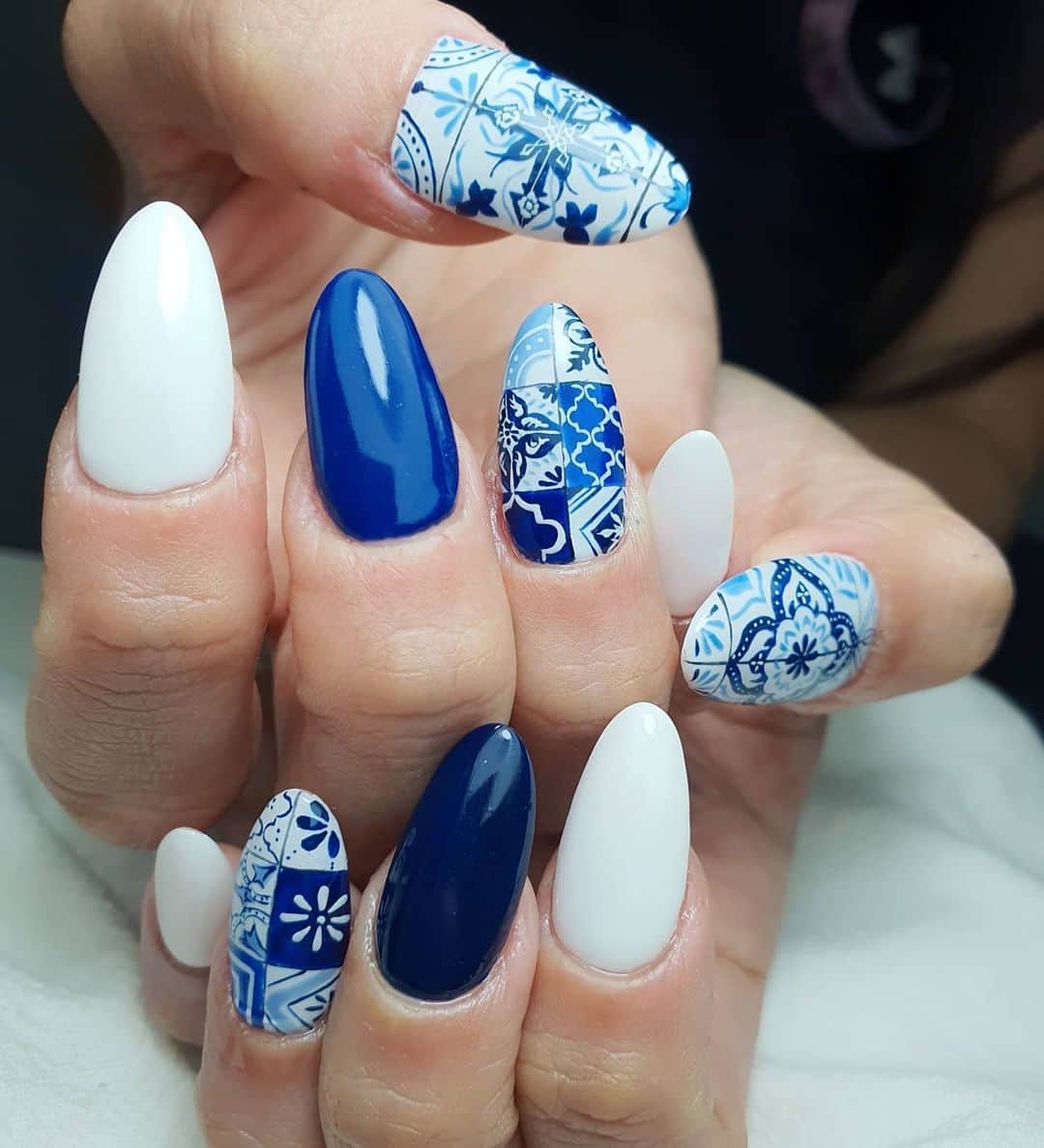Yingのインスタグラム：「I used PREGEL Art Liner gels to draw the intricate details! Base colours are PREGEL Dark Night Blue, Navy and White. Design adapted from @mananails  All items can be purchased at @nailwonderlandsg 🤗 . . . 🛒 www.nailwonderland.com⁣⁣ 📍20A Penhas Road, Singapore 208184⁣⁣ (5 minutes walk from Lavender MRT)⁣⁣ .  I am currently only able to take bookings from my existing pool of customers. If I have slots available for new customers, I will post them on my IG stories. Thank you to everyone who likes my work 🙏 if you need your nails done, please consider booking other artists at @thenailartelier instead ❤  #ネイルデザイン  #ネイルアート #ネイル #ジェルネイル #nailart #네일아트 #pregel #プリジェル #nails #gelnails #sgnails」