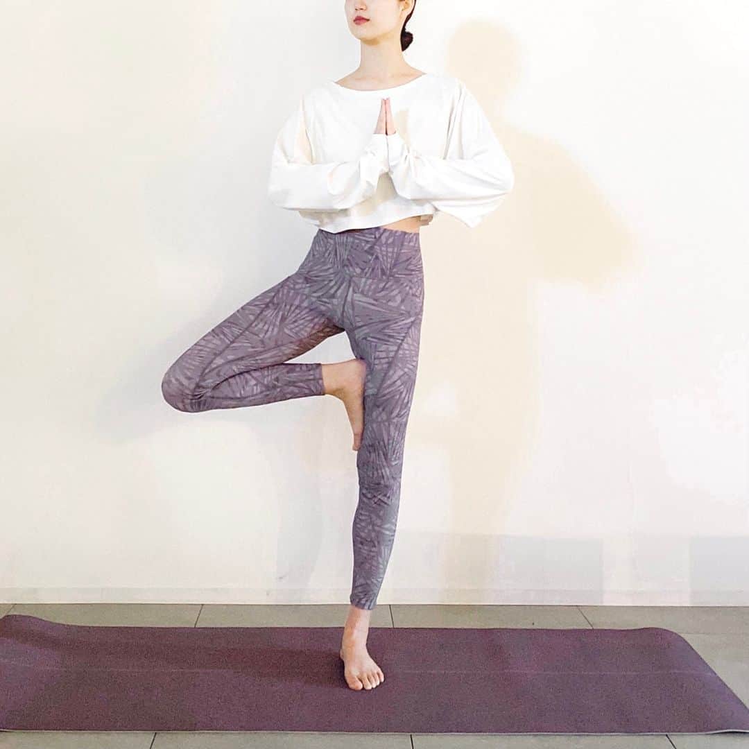 DANSKIN Japanのインスタグラム：「【YOGA STYLE】⁠ ⁠ 寒さを感じる日のヨガは、 やさしい着心地のカバーアップトップ着用がおすすめです。⁠ ⁠ ショート丈とボリューム感のある袖で⁠ スタイルアップ効果を狙えるロングスリーブトップスは、⁠ UVケア機能付きなので窓から入ってくる紫外線対策にも役立ちます。⁠ ⁠ やわらかな風合いでやさしい着心地のプリントレギンスは、⁠ 締め付けを抑えたやさしいフィット感でストレスフリー。⁠ 関節部位を避け、筋肉変化量の少ない位置に切り替えを配置することにより、⁠ 動きを妨げにくく、ウエアのズレも最小限に抑える設計です。⁠ ⁠ ⁠ カバーアップトップ⁠ DANSKIN ALLONGE COVER UP TOP⁠ No.DC521106 ￥9,900⁠ ⁠ レギンス⁠ DANSKIN ALLONGE PRINT LEGGINGS⁠ No.DC20108P ￥14,300⁠ ⁠ 商品詳細はタグ付けをチェック✔⁠ ⁠ ⁠ #danskin #danskinjapan #ダンスキン #しなやかに生きる⁠」