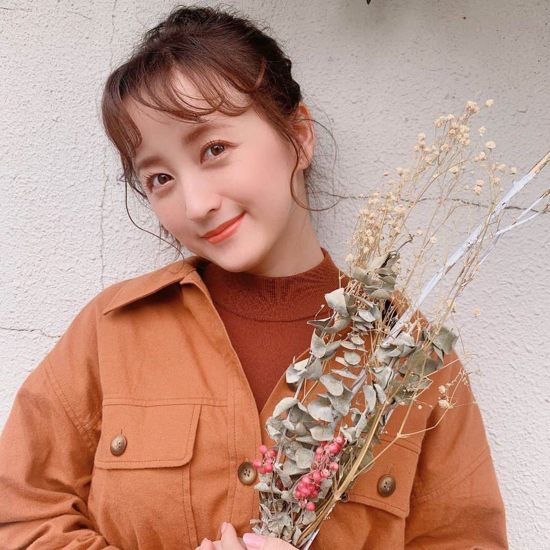 小松彩夏さんのインスタグラム写真 - (小松彩夏Instagram)「﻿ カレンダーのオフショット📸﻿ ﻿ ブラウンでまとめた﻿ 衣装とヘアメイクがお気に入り🍁﻿ ﻿ 目まぐるしい日々すぎて告知が﻿ 色々追いついていなくてすみません...🙇‍♀️﻿ ﻿ 先日、放送した『鉄神ガンライザーレジェンドヒーローズ』の最終話にこっそり出演していました‼️✨﻿ ﻿ 見つけてくださった皆さんありがとうございました❣️今回も岩手を守るヒーローガンライザーに関われて嬉しかったです😊💓﻿ ﻿ そして以前出演したドラマ『おかしな刑事』の再放送もしていたみたいで、沢山連絡いただきました‼️✨再放送系は知らないうちに放送になることが多いので、なかなか告知が出来なくて申し訳ないです...🥲この作品は本当に観てる方が多くて毎回連絡の多さに驚きます✨﻿ ﻿ それからこちらも告知が遅くなって申し訳ないのですが、岩手への移住を応援する岩手県公式動画『岩手移住物語 岩手を愛する男編』に新日本プロレスの真壁刀義さんと出演させて頂いています📺✨﻿ ﻿ こちらは岩手県のYouTube公式動画チャンネルの他、首都圏の東京メトロ、JRの車内・駅構内などで順次配信されています‼️✨﻿ ﻿ こちら会う人、会う人にみたよーって言われるので、皆さんも電車や駅構内のモニターに注目してみてくださいね😉✨﻿ ﻿ 岩手に移住をお考えの皆さん、そうじゃない皆さんも『移住定住ポータルサイト いわてイーハトー部に入ろう』のサイトをチェック‼️✨﻿ ﻿ http://www5.pref.iwate.jp/~uji_turn/cgi-bin/news.cgi?f1=1610670763&f2=staff﻿ ﻿  また寒くなってきたので暖かくして過ごしてくださいね🥰  #カレンダー #オフショット #メイク #ヘアメイク #ブラウンメイク #メイクアップ #ヘアアレンジ #撮影 #お知らせ #沢山 #ドラマ #おかしな刑事 #岩手 #ご当地 #ヒーロー #ガンライザー #地元 #岩手県 #故郷 #岩手宣伝隊長 #iiiwate #おいでよ岩手 #岩手移住 #イーハトー部 #移住 #定住 ﻿ ﻿」2月17日 17時39分 - official_ayaka_502