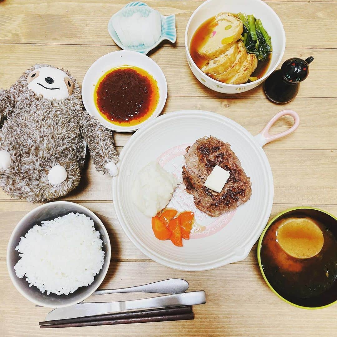 脇田唯のインスタグラム：「🍴 うちにはシェフがいまして。 主婦みたいに LINEで「今日は牛の細切れが安い！」って送ってくるので、 言われた材料でレシピ検索して、 食べたいと思ったレシピのURLを送りつけると、夕飯にそれが出てくるシステム（笑）  この日は、 牛こま切れ肉のステーキ🥩  みなさん、これ、美味しいから、 やってみたほうがいいよ！！」