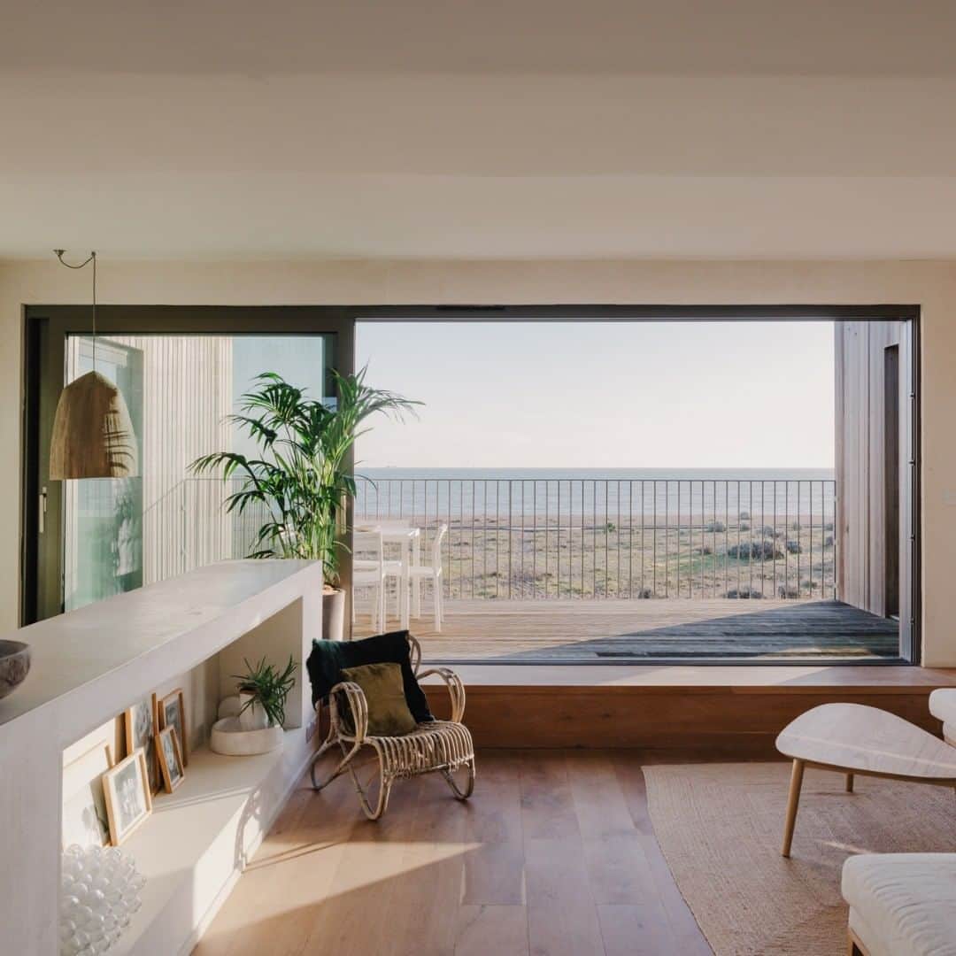 The Modern Houseさんのインスタグラム写真 - (The Modern HouseInstagram)「#forsale House on the Beach: a light-filled house on the West Sussex coast, featuring large gardens and direct beach access. Head to our bio to view the sales particulars.」2月17日 17時33分 - themodernhouse