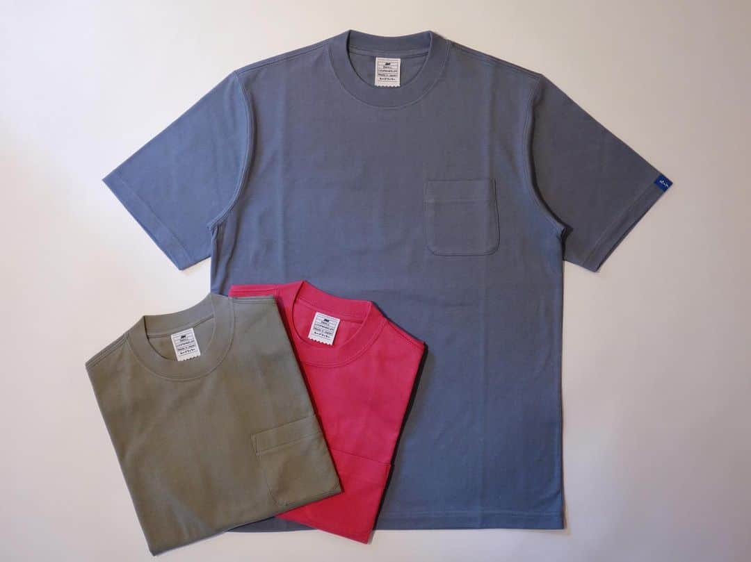 のインスタグラム：「. 「LW56ポケットTシャツ21SS新色」 定番のLW56ポケTee21SS新色が入荷致しました。 素材はLW吊り天竺を使用しています。 カラーは定番のホワイト、マリン、ブラックと新色のガンシップグレー、カーキグリーン、カーマインロットの6カラー展開です。 サイズはカラーにもよりますが、XS〜XLまでの5サイズ展開で、販売価格は 7,150円(税込)となります。 毎年大人気のアイテムですので是非ご覧ください。 . . スタッフはオープン前に検温、健康状態のチェックを行い、マスク着用にて接客の間合をとってご対応させていただきます。 また、次亜塩素酸空間除菌脱臭機を設置して消毒等十分店内環境を整えられるよう努めております。 . ご来店頂くお客様へのお願いと致しましては、マスクの着用をお願い申し上げます。 . スタッフよりアルコール消毒をさせていただきますのでご理解・ご協力のほど宜しくお願い致します。 . #loopwheeler#ループウィラー#LWsendagaya#吊り編み#tsuriami#吊り編み機#日本製#madeinjapan#スウェット#パーカー#カーディガン#Tシャツ#スウェットパンツ#長持ち#丈夫#綿#cotton#裏毛#日本#東京#千駄ヶ谷#japan#tokyo#sendagaya #おうちじかん #おうち時間 #ルームウェア」