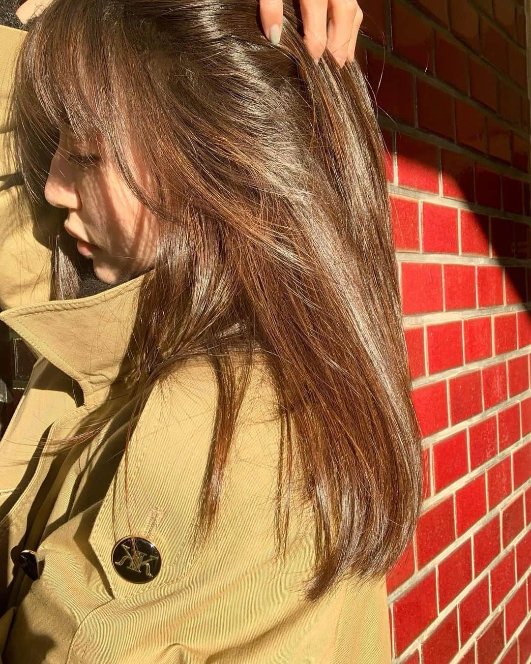 松島花さんのインスタグラム写真 - (松島花Instagram)「: 髪が伸びたので、ハイライトの メンテナンスをしに恵比寿の @peakshair.jp へ行ってきました🤗 写真🤳🏻ちょっと西日が強かった☀️ : よく質問を頂く私のヘアカラーに ついて書いてみました🌸 ⬇️ 地毛が明るいので全体は染めずに ハイライトでカラーをしています❤︎ 表面の髪の毛はブリーチせずナチュラルに ハイライトを入れて、耳上にインナーカラーで ブリーチハイライトを入れています♪ 全体の色味はベージュ系です♪ 担当の @colorist_kijima_kenji さんによると、 「もともとの髪色や髪質によって、同じように ならない場合もあるので担当の美容師さんに 相談してみて下さい」だそうです。 #peaks #hairsalon #haircolor #hairstyle  #ピークス恵比寿 #美容室 #ヘアカラー #ハイライト」2月17日 17時47分 - hana_matsushima_official