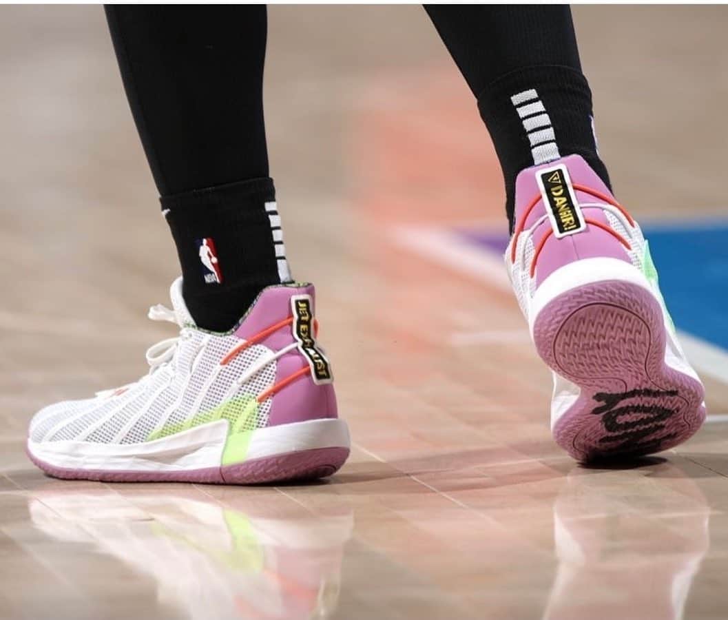デイミアン・リラードのインスタグラム：「Wore my “Buzz Lightyear” #Dame7 tonight! “You’ve got a friend in me” ... shout out my youngins hoopin they ass off! @antsimons @gtrentjr @nassir @hgiiizzle @adidasbasketball」