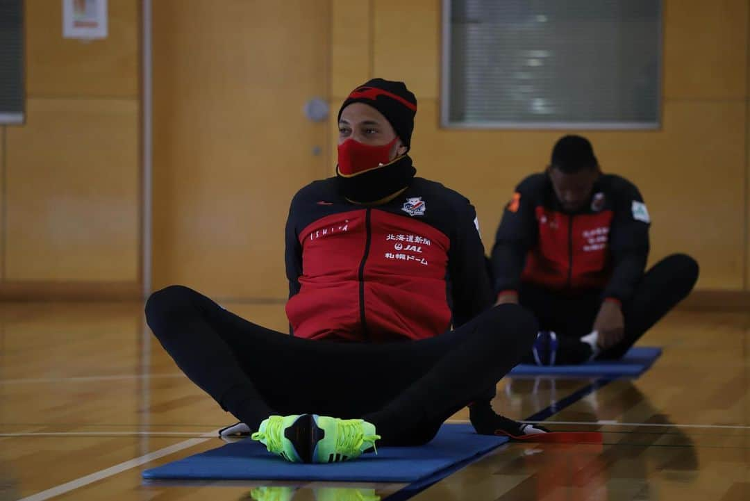 ジェイ・ボスロイドのインスタグラム：「Today was our first training session in Kumamoto.... ❄️ then ☁️ then ☀️. It’s hard being behind everyone else fitness wise but each day I’m feeling better and better... 👍🏽  #consadole#team#together#win#belief#determination#striveforgreatness#blessed#hardwork#dedication#soccer#football#training#japan#jleague#adidas#adidastokyo」