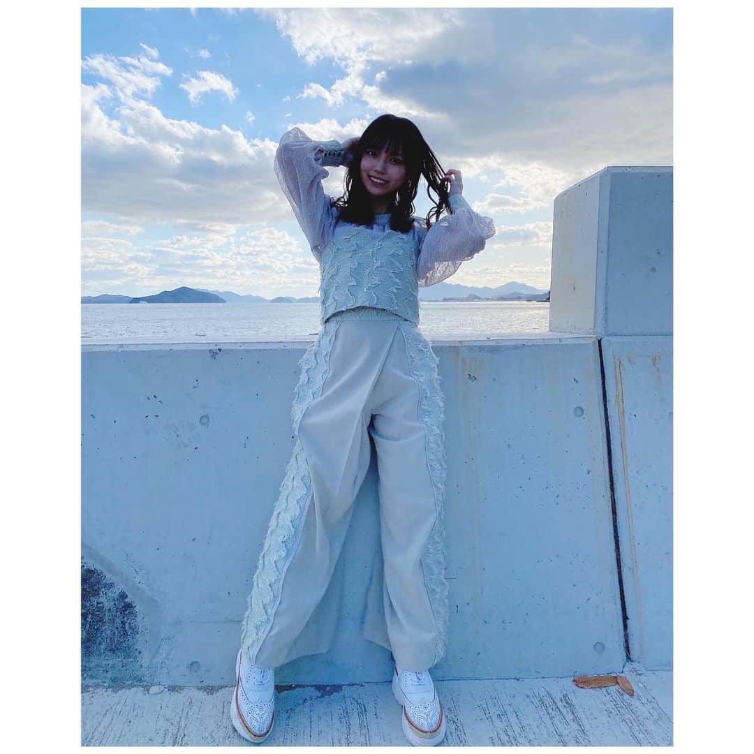 岩田陽菜のインスタグラム：「今日は発売日です！❄️🍀🌱💎﻿ ﻿ 逆光で顔が暗いのですが、MV衣装がめちゃくちゃかわいいので見て〜！！☺️﻿ ﻿ 今日の19時から発売を記念したLINELIVEありますので是非見てください👀﻿ なんと桃鉄します🍑﻿ ﻿ ﻿ #衣装﻿ #STU48﻿ #写真#独り言で語るくらいなら」