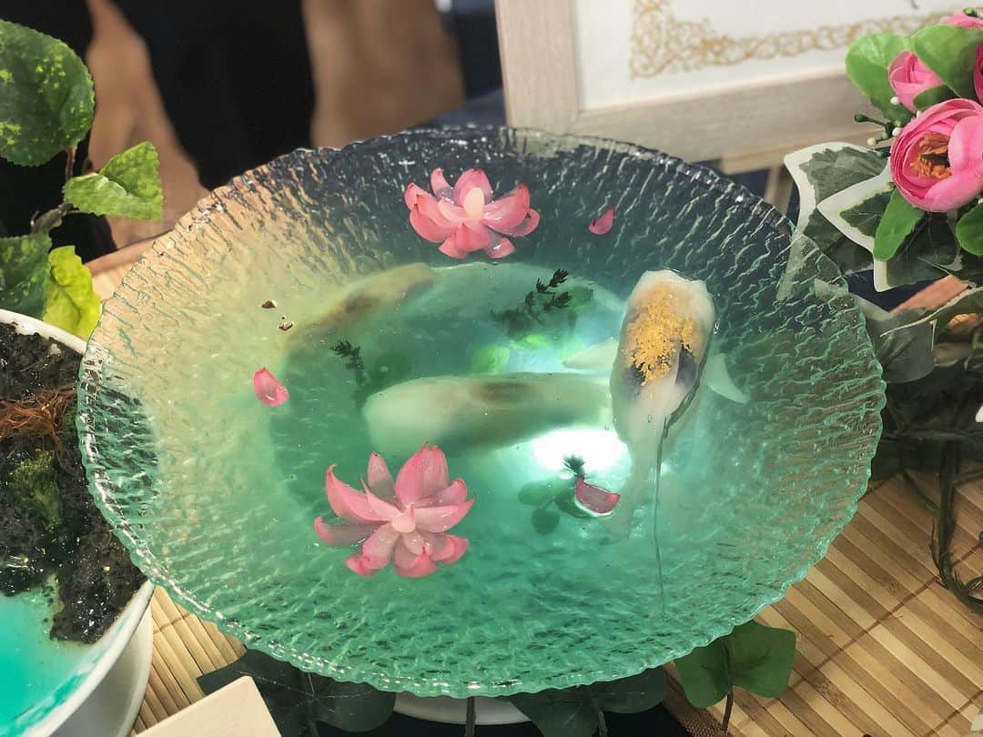 のインスタグラム：「. 調理2年生による卒業制作🎓🌸 今年はコロナウイルスの影響で、 ショップをオープンすることはできませんでしたが、 2年間頑張ってきた集大成として、 料理サンプルの制作物を展示しました！ どれも色鮮やかで実際に商品として手に取りたいものばかりですが、 作品を通して先生や家族に感謝の気持ちを伝えることができました🙌  調理の2年生、お疲れ様でした😭✨」