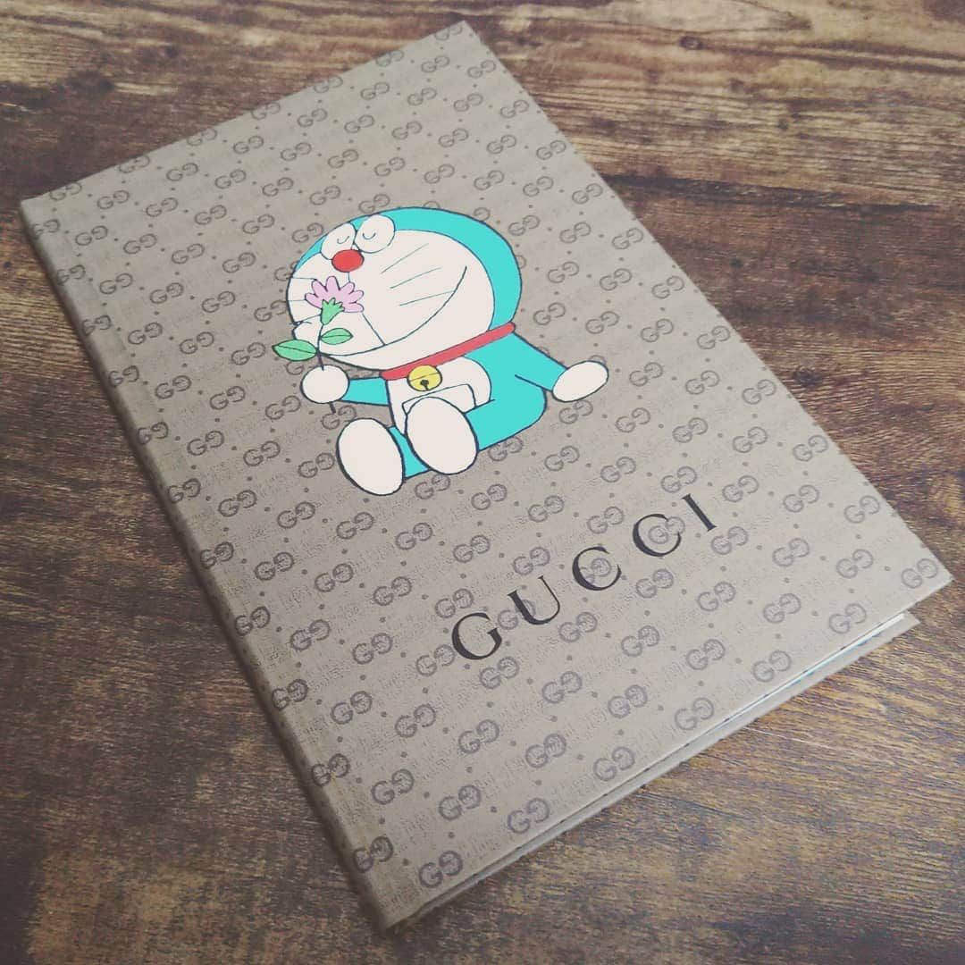 青木淳也さんのインスタグラム写真 - (青木淳也Instagram)「* * * CanCam特別付録！ 〘ドラえもん✕GUCCI〙コラボノート！ 貴重な一冊をゲットーーー！ ありがた〜い♪ * ずっと探しても福岡にはぜんぜんなくて 奥さんの実家がある島原の本屋さんに ギリギリ残り一冊あったのを 義母さんが買ってくれましたー！ ありがた〜い♪ * ドラえもんのかわいさハンパない！ 何を書こうか悩みまくっています。 * * #ブルーリバー #CanCam #特別付録 #付録 #雑誌付録 #ドラえもん #GUCCI #doraemon #cancam限定コラボノート #ノート #picture #photo #貴重 #文具 #感謝」2月17日 17時44分 - blueriveraoki