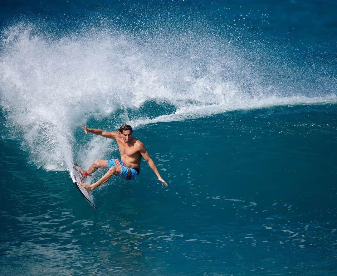 のインスタグラム：「Like a sharp knife through warmed and perhaps organic butter. @leofioravanti, leaning into one on the North Shore.」
