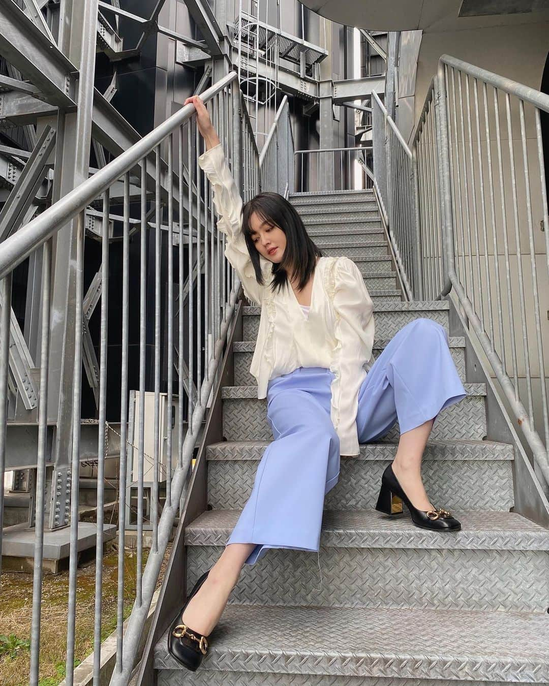 久住小春さんのインスタグラム写真 - (久住小春Instagram)「明日から発売の　#hmstudio を着させてもらったよ🥰テロっしててデザインもかわいい。 むっちゃかわいいい🥰🥰 3枚目も明日から発売日の　@niziu_artist_official とコラボのパンツ☺︎セットアップだけどパンツだけ合わせてみたぁ😇 #hm @hm #niziu #スキニー好き」2月17日 17時46分 - koharu_kusumi.official