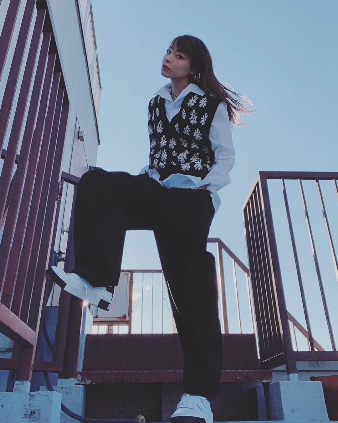 ジェニーのインスタグラム：「今日風強すぎじゃね？ 特に最後の写真www 今日のコーデです🌬🍃  #投稿上げ直しー!! #てか外さっむ #風強すぎ #なに！？ #今日はボーイッシュ #だがベストでガーリッシュに #ミックス系女子 #ootd #fashion #streetstyle #洋服のタグ付けは夜にさせてー！」