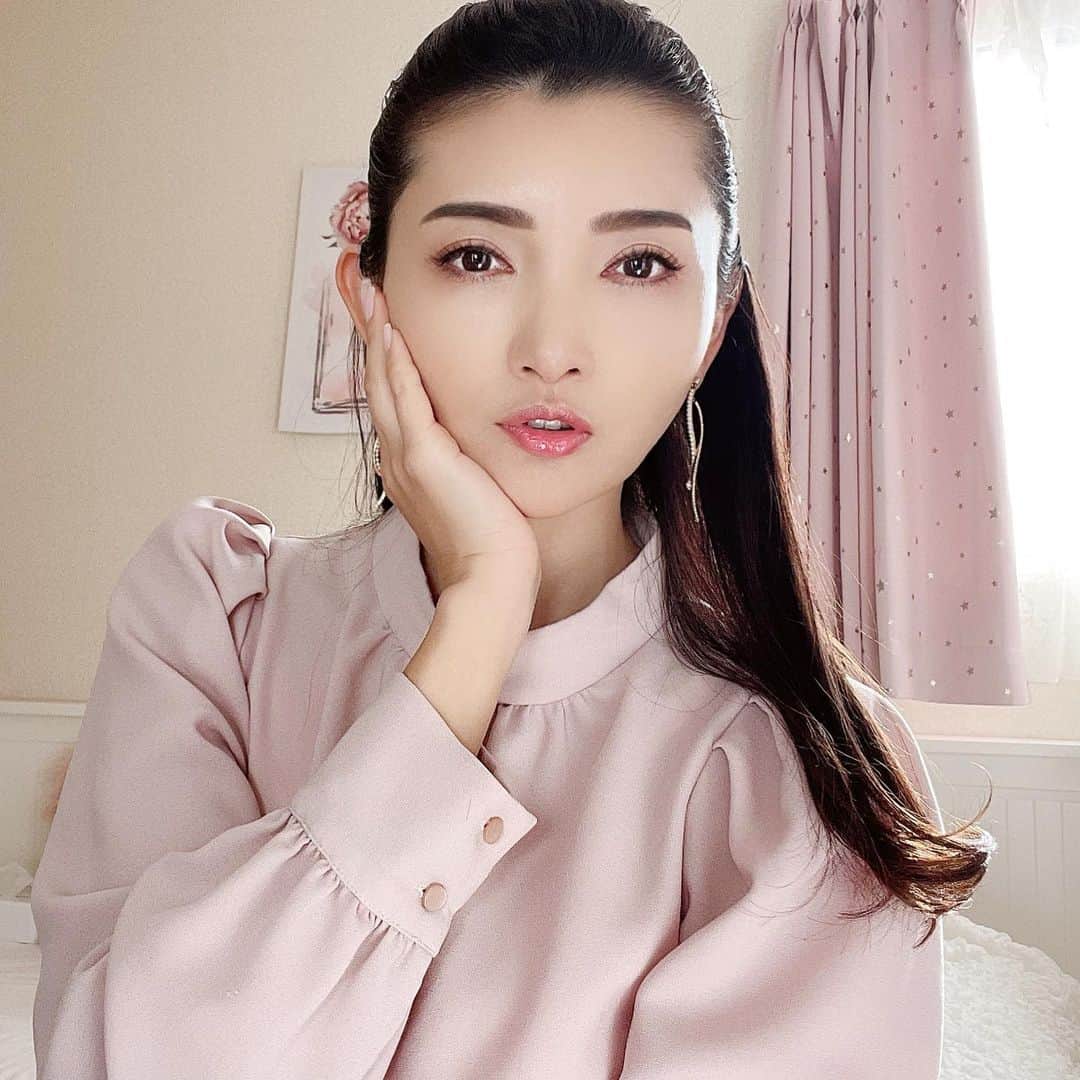 マキろんのインスタグラム：「人間にとって受け身が一番しんどいポジジョンとおもうんよね ・ 人の流れに沿えばいいや とか 会おうて言われたら 会えばいいや とか やりたくないことだけど しかたないや とかね ・ それであれでしょ？ ・ いいことおこらない いい人と出会わない いい仕事ない って😂 ・ 当たり前じゃん ・ 受け身になると 自分の欲しいもの やりたいこと 出会いたいひとが ブレブレになって 望まないもの 望まないひと 望まない仕事 をやることになる ・ 人が一斉に右にむいたとき もうそこには なにものこってない ・ 自分でアクションして 自分で右か左か 誰よりも先に決められるひと にチャンスがある❣️ ・ 男女もそうで ・ いい男 いい女 が余ってるわけがない ・ 自分からドアを叩いて チャンスを掴まないと❣️ ・ ・ って強気に思ってたら ・ ・ ビットコインのよくわからない 銘柄の詐欺のひとも 同じこと言ってきてワロタ😂 ・ A wise man will make more opportunities than he finds. ・ by Francis Bacon #山内智恵#マキろん#japanesegirl  #ファッション#fashion #可愛い#ありがとう#大好き #follow#ootd#チャンスは自分で創るもの」