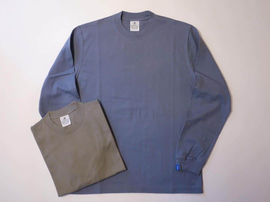 のインスタグラム：「. 「LW29ロングスリーブTシャツ21SS新色」 ポケTeeに続きLW29ロンTee21SS新色も入荷致しました。 素材はこちらもLW吊り天竺を使用しています。 カラーは定番のホワイト、マリン、ブラックと新色のガンシップグレー、カーキグリーンの5カラー展開です。 サイズはカラーにもよりますが、XS〜XLまでの5サイズ展開で、販売価格は 9,900円(税込)となります。 LW吊り天竺のしなやかで優しい風合いの素材を是非お試しください。 . . スタッフはオープン前に検温、健康状態のチェックを行い、マスク着用にて接客の間合をとってご対応させていただきます。 また、次亜塩素酸空間除菌脱臭機を設置して消毒等十分店内環境を整えられるよう努めております。 . ご来店頂くお客様へのお願いと致しましては、マスクの着用をお願い申し上げます。 . スタッフよりアルコール消毒をさせていただきますのでご理解・ご協力のほど宜しくお願い致します。 . #loopwheeler#ループウィラー#LWsendagaya#吊り編み#tsuriami#吊り編み機#日本製#madeinjapan#スウェット#パーカー#カーディガン#Tシャツ#スウェットパンツ#長持ち#丈夫#綿#cotton#裏毛#日本#東京#千駄ヶ谷#japan#tokyo#sendagaya #おうちじかん #おうち時間 #ルームウェア」
