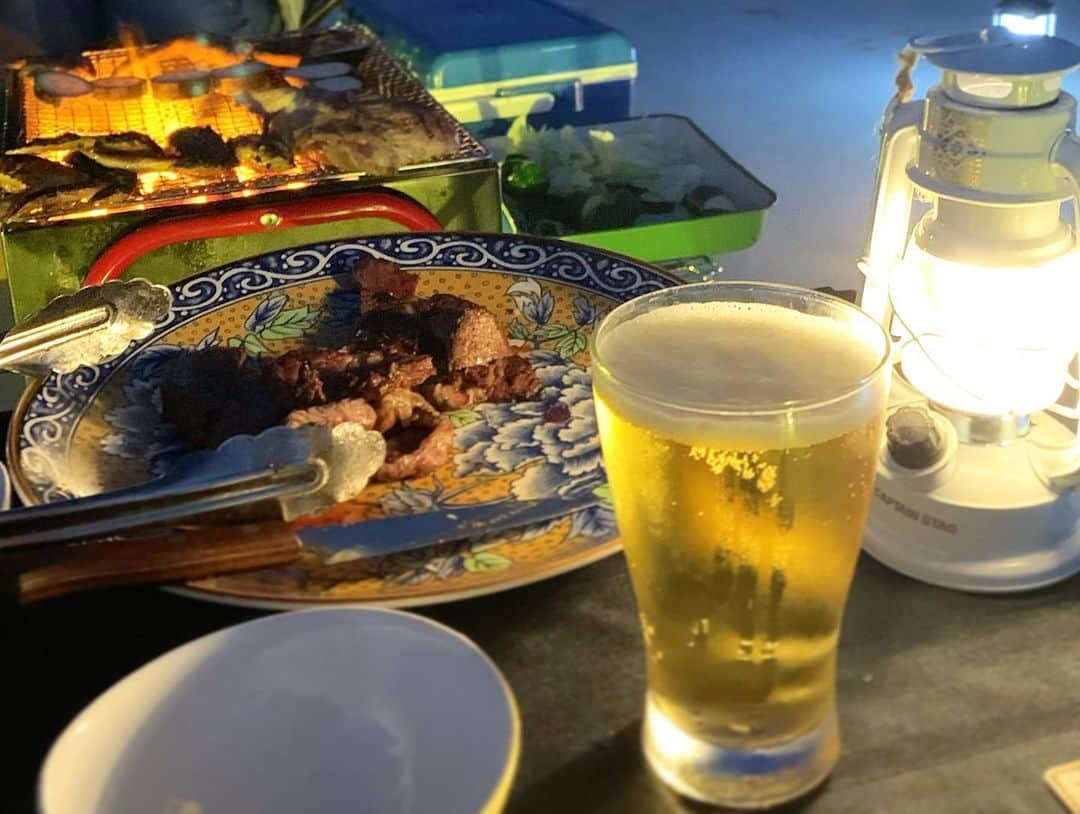 山崎みどりさんのインスタグラム写真 - (山崎みどりInstagram)「贅沢な屋上BBQ🍖  広々とした屋上から見るサンセットに見とれながらのBBQ🍖  この景色でBBQできるなんて なんて贅沢なの...😍♥️  炭火で焼く牛肉に、手羽先、そして 美豚（ビトン）という沖縄の豚肉に野菜♡  美豚って分厚く切って焼いても柔らかくて美味しいのね♪  BBQセッティング中に一個しかない焼肉のタレを落として割れてタレをぶちまけたという笑い話しもありつつw （でも塩コショウで充分美味しかった🙌🏻）  サンセットからの夜の満天の星空もすごく綺麗でした💫✨  こんな素敵なBBQに終始テンションが上がりまくりでした🤣 ──────────────────────────  @sesokoblue #瀬底島#瀬底ビーチ #sesokoisland #sesokoblue #沖縄#okinawa #okinawatrip #離島巡り #沖縄ゲストハウス #sesokoisland#屋上のある家 #屋上bbq #bbq #bbqlovers#美豚#ビトン」2月17日 17時54分 - midori_yamasaki_