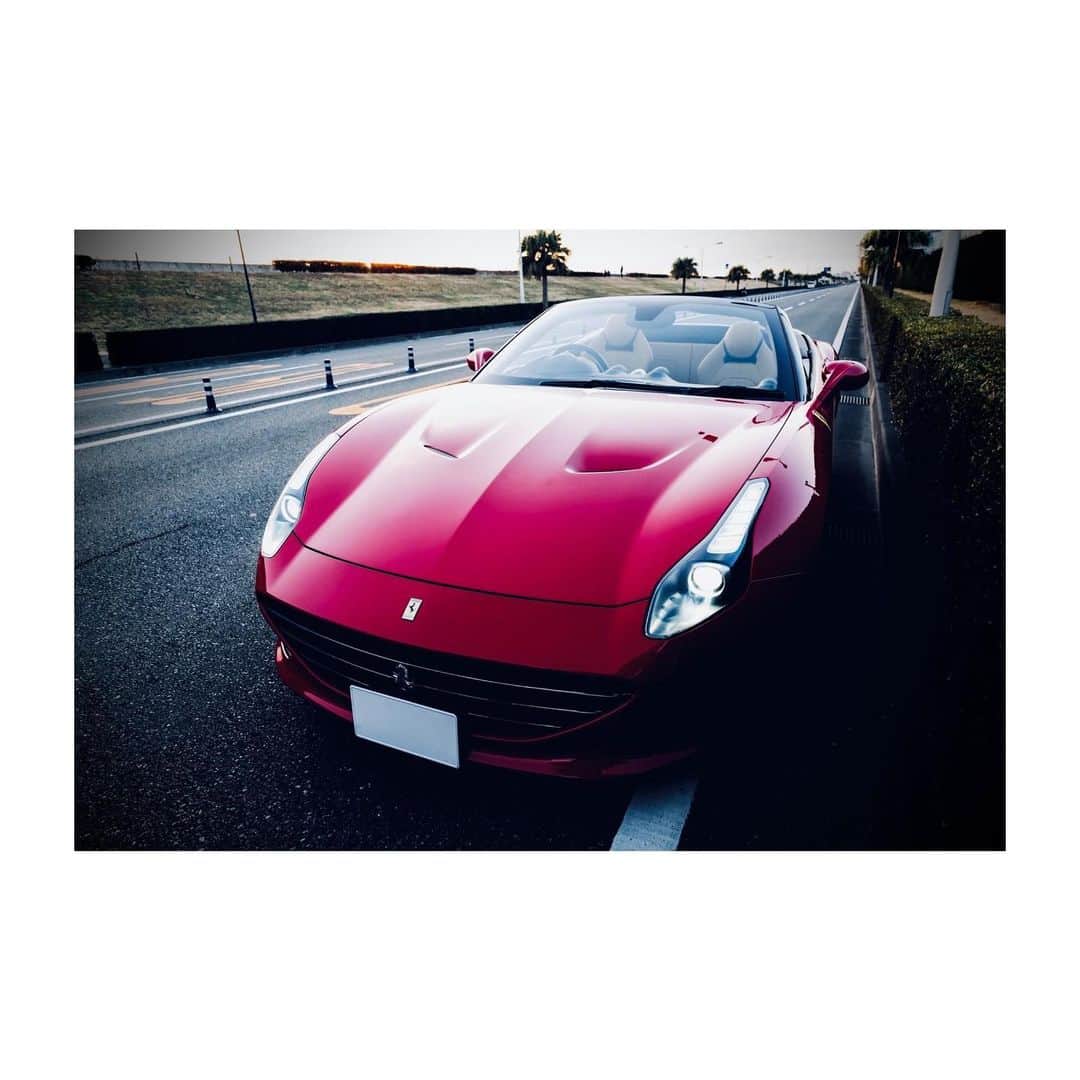 ROLANDさんのインスタグラム写真 - (ROLANDInstagram)「- - 街乗りにベストなフェラーリ🚗 小さくてオススメ。 - 最近自分で車運転する機会減って寂しいな… 久しぶりにドライブでも行ってこよ。 - #FerrariCaliforniaT #drive @428.kei」2月17日 17時56分 - roland_0fficial