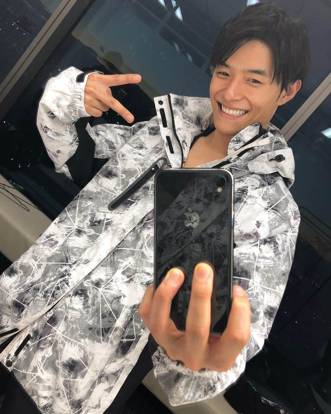 池田航さんのインスタグラム写真 - (池田航Instagram)「raincoat cool🤩🤩🤩 ･ このレインコートジャケットまじでカッコイイ✨ ･ ･  #おうちのみんなを楽しませるために毎日LIVE実施中 #一緒に最高のおうち時間を過ごそう #おうち時間  #おうちの過ごし方  ･ ･ #小池知事メッセージ  #緊急事態処置実施中 #緊急事態宣言 #自宅待機   @tocho_covid19  東京都公式の緊急事態処置実施活動のアカウントが出来ているみたいです！ 日々変わっていく情報の中でより早くコロナウイルスの情報を教えてくれるみたい！ 東京都のみんなはチェックしてみて😌 ･ ･ YouTubeにて🔎KOHクッキング🔍で 動画投稿してます！ 【池田航】で検索してね❤ ･ ･ ･ 料理アカウントもよかったらフォローしてね✨☞@chef.koh ･ ･ #富山県 #富山 #オム男子 #鎧勇騎月兎 #池田航 #スパコマ #超コマ #食育インストラクター #調理師免許 #スーパーフードプランナー #歯並び #料理男子 #笑顔」2月17日 17時56分 - kohcooking