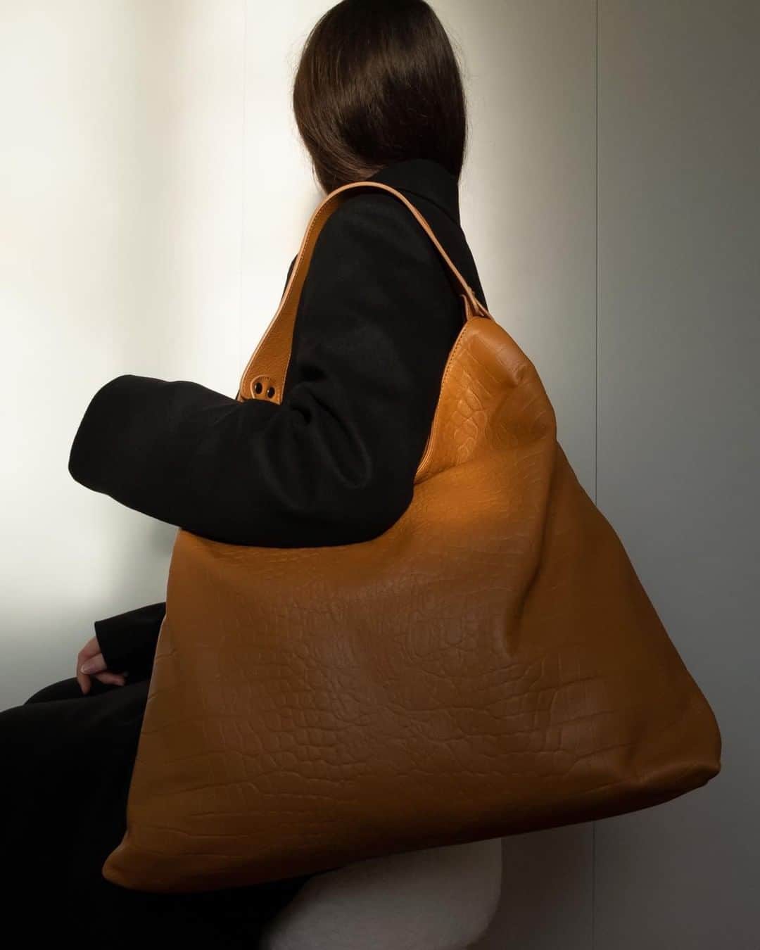 トラモンターノのインスタグラム：「Maxxi bag, we definitely love this new trend, and you?  #Tramontano #TramontanoNapoli」