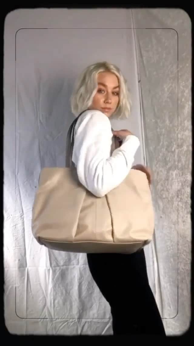 アクセサライズのインスタグラム：「Trying to decide which bag to take on our daily walk   @iamsusndybvik showing off our new season arrivals 💙  Tap the link in our bio to shop  #Accessorize #Accessorizer」