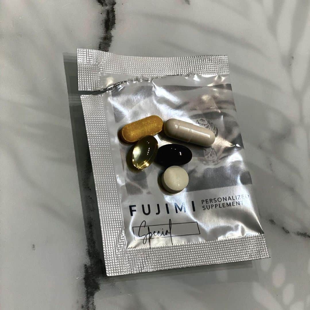 美月さんのインスタグラム写真 - (美月Instagram)「@fujimi_official さんの パーソナライズサプリは 美肌診断をして調合してくれる 自分専用サプリ✼  自分に合わせて処方されるから効率的に肌の調子を整えられるからお気に入り！  1回1袋飲めばいいから 組み合わせに迷うことなくて楽ちんだし、 飲んでびっくりしたのが尿が黄色くなったこと😳 ビタミンとかたくさん入ってて、そうなるのは効いてる証拠らしい！！  やっぱりWebの美容診断によって自分に合ったものを処方してもらえるっていうのが1番推せるポイントだね◎ あとパッケージもこだわられてて、すっごく可愛い😍  美容診断は無料でできるから 気になる方はやってみてね🙌🏻 ストーリーにリンク貼っておきます！  #パーソナライズサプリ#パーソナライズマスク#pr#fujimi#美容#fujimiサプリメント#fujimiのある生活#カスタマイズサプリメント#美容#美容好きな人と繋がりたい #モニターモデル#美肌#インナーケア」2月17日 17時59分 - mimi.724
