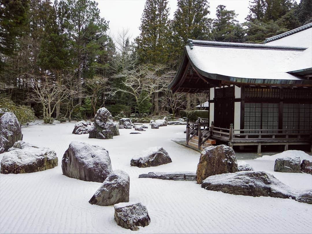 Visit Wakayamaのインスタグラム：「. ⠀ Can you spot the snow-covered dragons in Banryutei Rock Garden that protect Kongobu-ji Temple?⠀ 📸 @marinas_marinasss⠀ 📍 Koyasan, Wakayama」