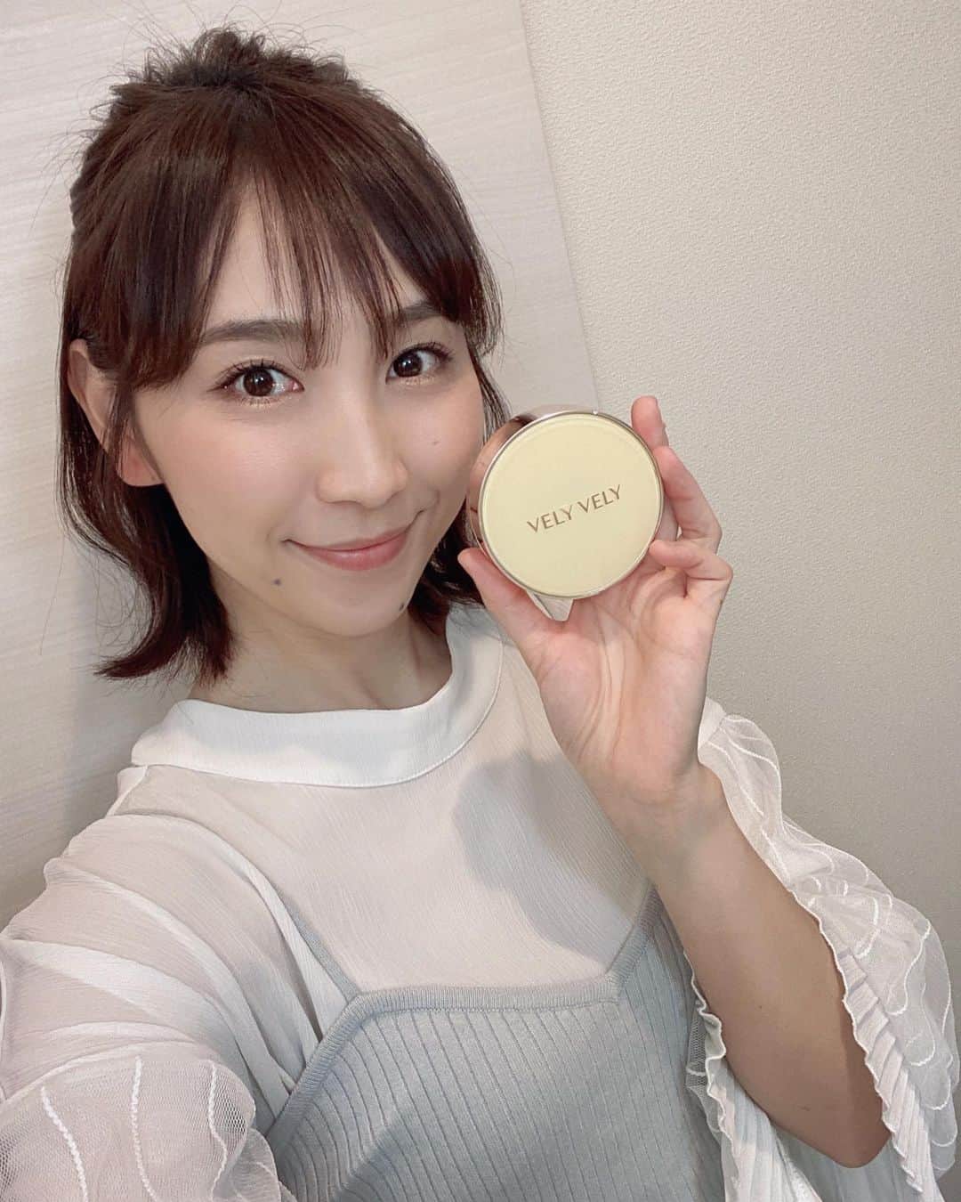 のインスタグラム：「◌⑅⃝♡◌ ・ MC仲間でORIちゃん(@__oristagram__ )が コラボで紹介していたVELYVELYの «はちみつツヤ肌クッションファンデ»🐝⋆︎*ﾟ∗ ・ ちょっとしたシミならこれ一つでカバー出来るし ナチュラルなツヤ肌になって肌が綺麗に見える😍 ORIちゃんが教えてくれる韓国コスメは裏切らないね💛 ・ 特にこのパフが良きなのですよ！！ しずく型になっていて小鼻や目の下のポイントが綺麗に仕上がる優れものでお気に入り～🐝💕 ・ おうち時間が増えてメイクも手抜き… じゃなくて簡略化していたんだけど🤭 肌が生き生きしてるとメイクするのが楽しくなるなって久しぶり思えたw ・ これから花粉でお肌がゆらぐ季節が来て いつも困るんだけど💦 はちみつツヤ肌クッションファンデに含まれる ツボクサエキスやパンテノール、 鎮静刺激緩和に役立つ自然由来の植物抽出成分が私の肌にどんな恩恵をもたらしてくれるか楽しみ💛 しばらく使って様子を見てみたいと思う🐝⋆︎*ﾟ∗🍯 ・ ・ @velyvely_jp @velyvely_official  #velyvely  #はちみつツヤ肌クッションファンデ  #しずく型パフ #自然なツヤ肌  #蜜肌ファンデ  #水光クッションファンデ  #cosume  #キレイなママが好き  #ママスタグラム  #美容」