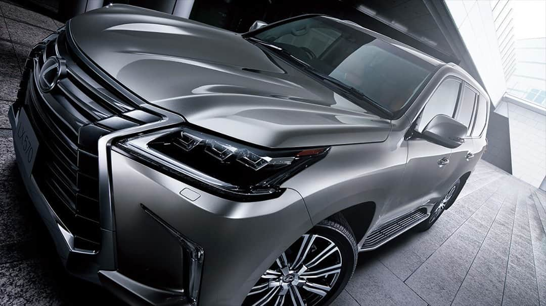 LEXUS / レクサスのインスタグラム：「圧倒的なLXの存在感は ラグジュアリーとタフネスの出会いから生まれる。  #レクサス #Lexus #LexusLX #レクサスLX #LexusLX570 #LX570 #SUV #ラグジュアリーSUV #車好きな人と繋がりたい #carsofinstagram #carlifestyle #carphotography #LexusGallery #drive #ドライブ」