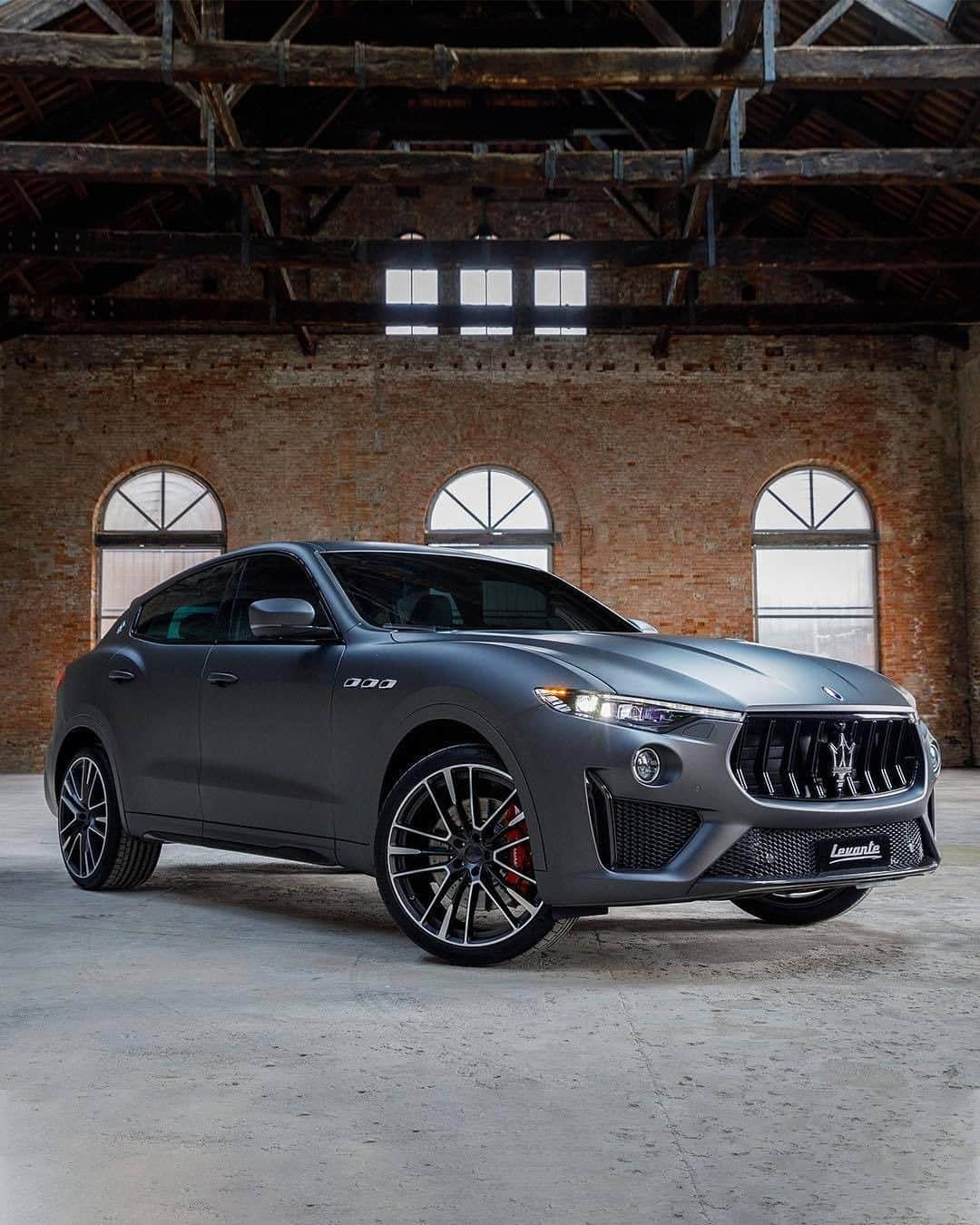 Maserati Japan | マセラティ ジャパンのインスタグラム：「0-100km/h加速、3.8秒を誇る、レヴァンテ トロフェオ。走りだけではなく、この圧倒的なまでの存在感も、ライバルたちを凌駕する理由です。  #Maserati #マセラティ  #MaseratiJapan #マセラティジャパン #LevanteTrofeo #レヴァンテトロフェオ  レヴァンテ トロフェオの詳細はこちら https://www.maserati.com/jp/ja/models/levante/levante-trofeo」