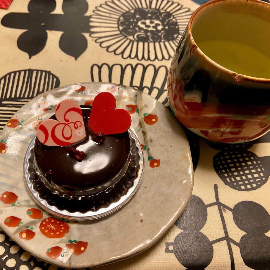 のインスタグラム：「14日の夜、お茶の時間に思い掛けなくサーブされた可愛らしいこのケーキ❣️奥様からのバレンタインの心遣い😊遅まきながら、ありがとうの気持ち💖ごちそうさま〜！」