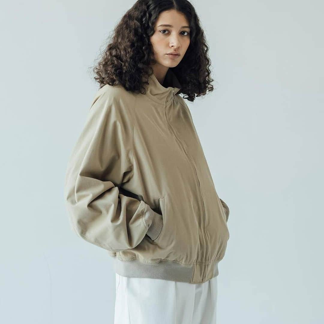 のインスタグラム：「HERILL ORGANIC CHINO BLOUSON ￥48,000+TAX  上質なオーガニックコットン生地を使用した「HERILL(ヘリル)」のショートブルゾン。 やや毛羽立たせたようなピーチ加工を施し、ヴィンテージのような洗いこんだ生地感を表現。 くったりとした柔らかな生地は肌当たりも良く、着心地も抜群です。  #herill #21SS #bshop  @bshop_official」