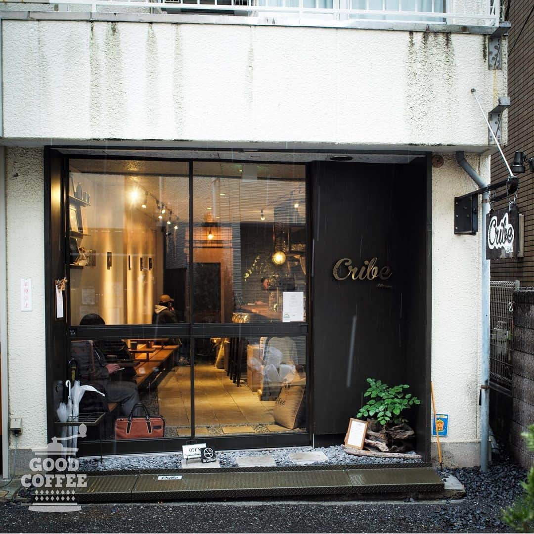 goodcoffeemeさんのインスタグラム写真 - (goodcoffeemeInstagram)「. ☕️ Good Coffee Crew Recommend Shop Info ☕️  【Life Size Cribe ／ 東京・国分寺】  GC Crew：@tomo__110 「国分寺駅に程近い路地を入った場所にあり、スペシャリティコーヒーをローストしている吉田さんが満面の笑みで迎えてくれる、ロースター&カフェ。 より多くの方のライフスタイルに寄り添った「新しいコーヒーのかたち」「コーヒーの固定概念」を壊すコーヒーを提案することをコンセプトに、素材感を感じるコーヒーを提供してくれます。 そんなコーヒーをフィルターだけでなく、さまざまなラテアート大会で素晴らしい成績を残す、ラテアーティストとしても有名な吉田さんの素敵なラテアートでも楽しめる場所です。 皆さんも一度訪れて、好みに合ったコーヒーとラテアートを楽しんでみてはどうでしょうか。」  — 📍東京都国分寺市本町3-5-5 🕘12:00〜19:00 (L.O 18:30) ＊緊急事態宣言に対する対応期間 (1/9~) 定休日：火曜日&不定休 —」2月17日 18時00分 - goodcoffeeme