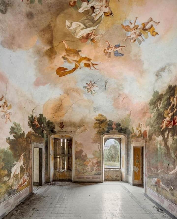 バネッサ・ブリューノさんのインスタグラム写真 - (バネッサ・ブリューノInstagram)「Quand l'art nous inspire.⁠ ⁠ When art inspires us.⁠ ⁠ 📷 An abandoned 17th Century Palace, Italy. ⁠© Inkquietude」2月17日 18時01分 - vanessabruno