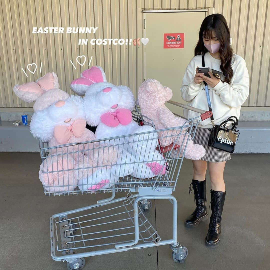 RiLiさんのインスタグラム写真 - (RiLiInstagram)「毎年大人気のコストコで売っている⁣ イースターバニー🐰🤍⁣ .⁣ お部屋におけば⁣ 癒されること間違いなし💗〰️⁣ .⁣ 人気すぎてすぐ完売しちゃうから⁣ 見つけたら即買いがおすすめだよ❣️⁣ .⁣ ❣❣❣❣❣⁣⁣⁣⁣ サイトやSNSで掲載させていただくお写真募集中😘📸⁣⁣⁣⁣ かわいいコーデやアイテム、注目スポットなどが撮れたら、ハッシュタグ→#rili_tokyo を付けて投稿❗⁣⁣⁣⁣ ．⁣⁣⁣⁣⁣⁣⁣ Special Thanks💋 Photo by⁣⁣⁣⁣⁣⁣⁣ @__162cm_⁣ @monemone_12⁣ @shoren____.rn⁣ @_ayakan.25⁣ @iamhinari_⁣ @61_pyon⁣ @sakikongram⁣ ⁣⁣⁣ ．⁣⁣⁣⁣⁣⁣⁣ #コストコ#イースターバニー#イースター#Costco#うさぎ#ツイード#ツイードカーディガン#モノトーンコーデ#RiLi」2月17日 18時00分 - rili.tokyo