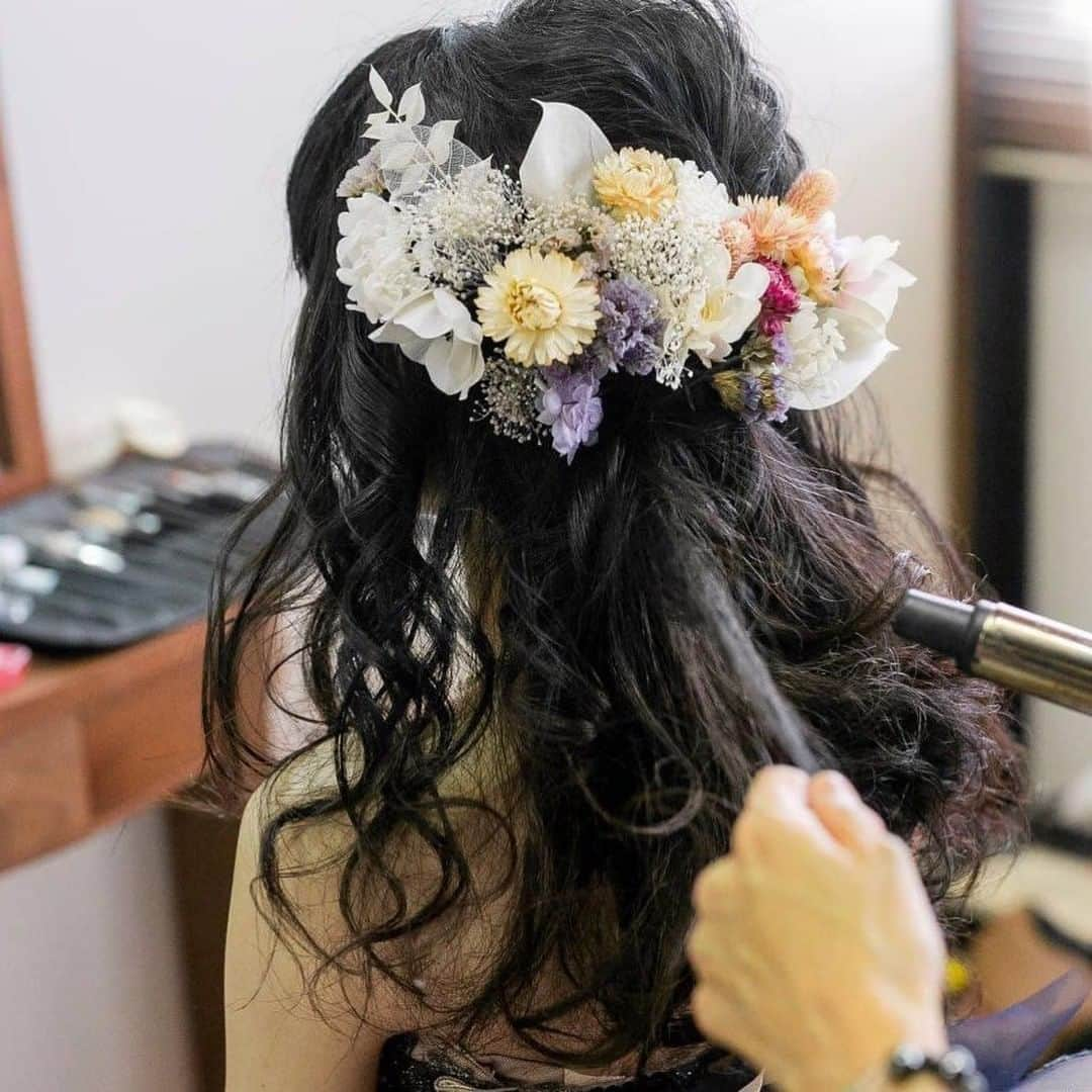 ゼクシィさんのインスタグラム写真 - (ゼクシィInstagram)「. 【お色直しどうする？花嫁ヘアチェンジ実例SNAP】 . 今回は、#ゼクシィ2020 のハッシュタグをつけて 投稿頂いた中から、イメージ作りの参考にしたい お色直しヘアの実例をご紹介します💓 . 【写真1〜2】 挙式でのふんわりアップヘアから一転 お色直しのくすみピンクドレスに合わせた エアリーな編みおろしヘア。 ふんわり抜け感を作るのがポイント👆 @miwedding_1121  さん . 【写真3】 挙式では前髪を下ろし、首の後ろで低めに作った クラシカルな雰囲気のシニヨンを。 お色直しは同じアップヘアでもガラリと変えたくて 根本から髪を立ち上げたボリューミーなスタイルに🌿 @rinafwedding  さん . 【写真4】 披露宴前半のアップヘアから ゆるくウエーブをつけたダウンヘアへ。 ドレスの色に合わせて集めたヘッドパーツで 「お花モリモリでお願いします！」とオーダー💐 @only_6_wedding  さん . +♥+:;;;:+♥+:;;;:+♥+:;;;:+♥+:;;;:+♥+:;;;:+♥ . プロポーズから結婚式まで素敵なお写真募集中！ . ゼクシィ公式アカウントでお写真を紹介してみませんか？ 【#ゼクシィ2021】 を付けて投稿してください♡ . +♥+:;;;:+♥+:;;;:+♥+:;;;:+♥+:;;;:+♥+:;;;:+♥ . ▼公式アプリもCHECKしてね🙌 ゼクシィアプリはURLから @zexyrecruit  #ブライダルヘア#ヘアアレンジ#挙式ヘア#お色直しヘア#ブライダルヘアメイク _ #ヘアアクセ#ヘッドドレス#ウェディングヘア#二次会ヘア#ヘアメイク#お呼ばれヘア#ヘッドアクセ#卒花#卒花嫁 _ #2020冬婚#2020秋婚#2021夏婚#2021春婚#結婚準備#結婚式準備#全国のプレ花嫁さんと繋がりたい#日本中のプレ花嫁さんと繋がりたい#花嫁#ウェディング _ #プレ花嫁#ゼクシィ#ちーむゼクシィ#幸せが動きだしたらゼクシィ」2月17日 18時00分 - zexyrecruit