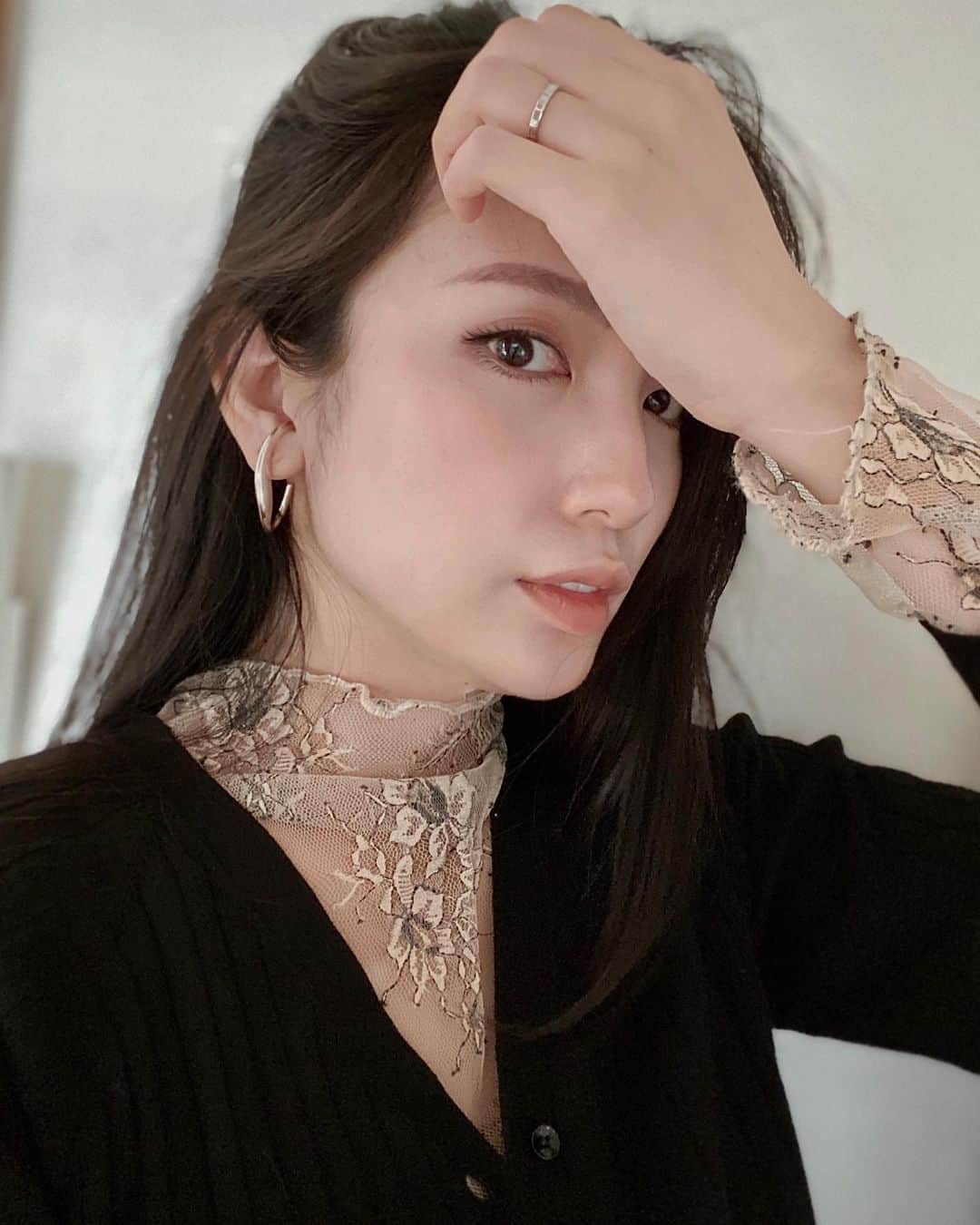 吉田愛璃のインスタグラム：「. . 風強すぎだね🌪 花粉もやばいヽ(￣д￣;)ノ=3=3=3🌼  みなさんこの間の地震は大丈夫でしたか？私も怖すぎて久々に慌てまくりました。。🥶慣れって怖いからきちんと防災用具など見直さないと😣💦被害にあわれた方々の１日も早い復興を祈るばかりです。  最近髪染めたい欲💭染めないけど。笑 #妊娠後期 #ぷんにーらいふ #髪切りたい #産む前に行かねば #春メイク #大人メイク」