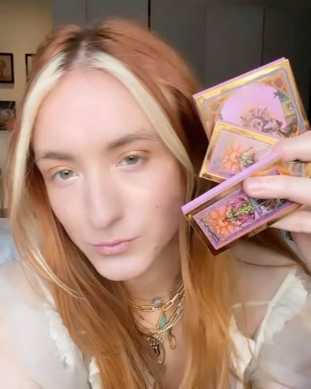 M∙A∙C Cosmetics Japanのインスタグラム：「#MACHARRISREED 明日先行発売💥ジェンダーフルイッドのファッションデザイナー、ハリス・リード  @harris_reed との限定コレクション🎨 ㅤ ルネサンス絵画やグラムロックのレジェンドから着想を得たアイテムをお楽しみに💎✨ ㅤ 明日2月18日(木) 12:00～、#MACインスタライブ で最速レビューを配信いたします📣お見逃しなく！ with ASAMI HIRANO @asami_makeup  ㅤ *2月18日(木) 公式オンラインショップ先行発売 ※午前10時発売予定。システムの影響により、多少前後する可能性がございます。何卒ご了承ください。 *2月19日(金) 全国発売 ㅤ #HARRISREED #MACハリスリード #ハリスリード」