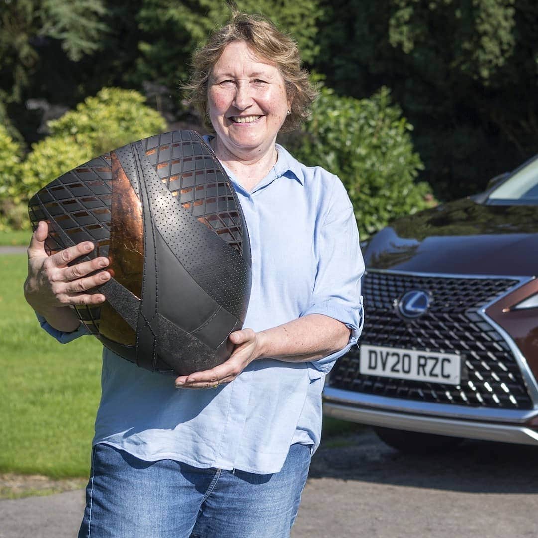Lexus UKのインスタグラム：「How has the #LexusRX L inspired this wood sculpture by @Sally_Burnett?  Visit our feed at 12pm to find out.  #Lexus #Craftsmanship #BritishCraftsmanship #Design #CarDesign #Art #Sculpture #Wood #Woodworking #WoodDesign #WoodTurning #WoodCarving #WoodTurner #WoodCrafts #LexusRX」