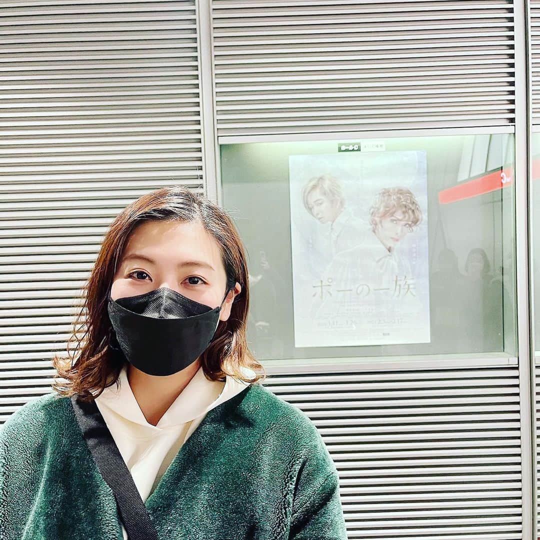 のインスタグラム：「『ポーの一族』千秋楽おめでとうございます👏﻿ ﻿ 先日観劇させていただきました🥰﻿ 写真は大勢撮っててこれ以上近づけなくてポスターが小さくなっちゃった😂﻿ ﻿ 以下ポツポツと感想を。﻿ ﻿ さゆみさんのエドガー、もう本当にただただお美しい😭✨﻿ 妖艶で気品に溢れていて、この世のものではないようにお美しい…。﻿ エドガーの哀しみ、葛藤、渇望、諦念…沢山の感情が滲み出ていて切なくもあり美しい…。﻿ ﻿ さゆみさんの繊細なエドガー、もう一度観られて本当に幸せでした✨﻿ ﻿ (男性の演じるアランてどんな感じだろう？)﻿ と思ってましたが千葉さんが美少年すぎて😳✨﻿ あんなに金髪ボブが似合う日本人成人男性がこの世にいるんですね😭✨﻿ ﻿ 一幕ラストの盆回りのエドガーの回想の演出がすごく好きでした。﻿ 流れていく回想みたいなのがすごく好きなんですよね。﻿ ﻿ ねねさんのシーラ、ヴァンパネラになる前は可憐で可愛らしいのに、ヴァンパネラになった後は妖艶で綺麗で…﻿ ウエディングドレスの後ろ姿が本当に綺麗すぎました✨﻿ お顔小さい、首長い、背中綺麗、あんなにドレスが似合う方はいないんじゃないかってくらいお綺麗でした🥺✨﻿ ﻿ みっちのスタイルが良すぎて、どこにいてもすぐわかる！顔小さすぎ、手足長すぎ！めっちゃ可愛いのに喋るとめっちゃマダム！﻿ ﻿ カテコでさゆみさんと千葉さんのトークにほっこり☺️﻿ ﻿ 元月組としてはさゆみさんとねねさんの並んでるお姿が懐かしかったです🥰﻿ ﻿ 大阪、東京と休演することなく、皆様本当にお疲れ様でした👏﻿ ﻿ #ポーの一族 #明日海りお さん #夢咲ねね さん #千葉雄大 さん」