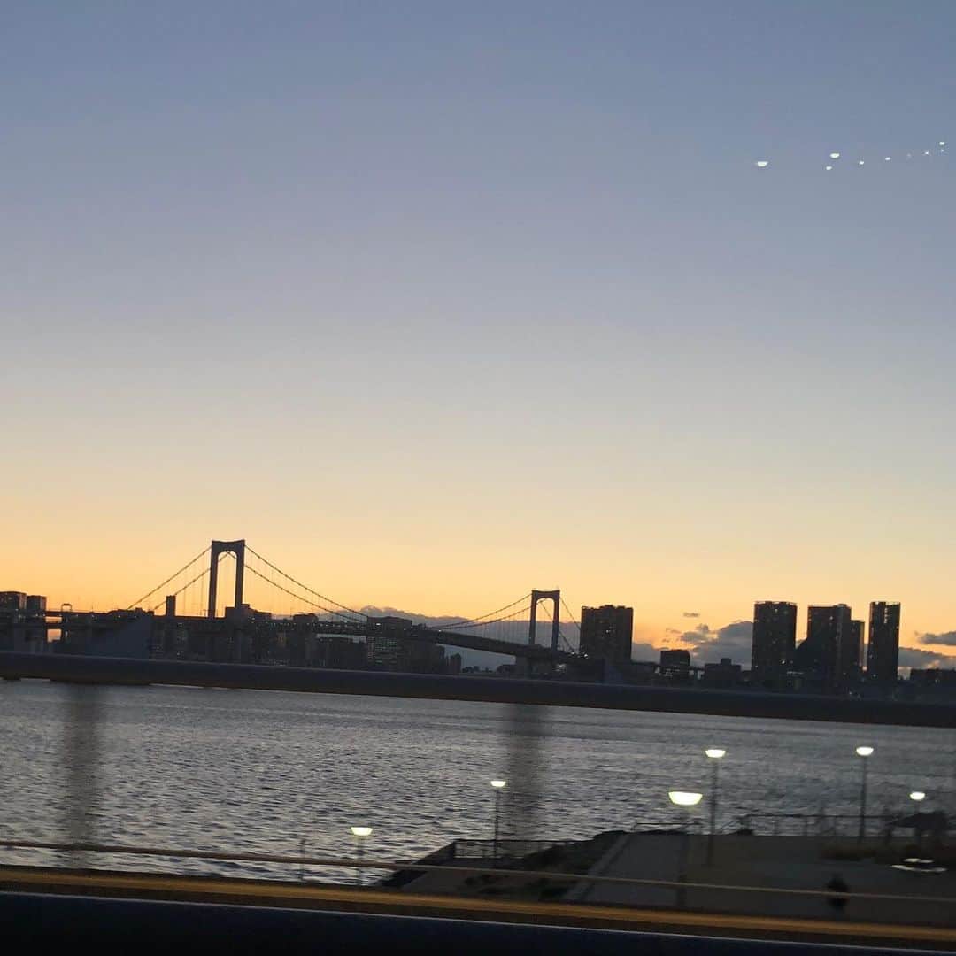 奥山佳恵さんのインスタグラム写真 - (奥山佳恵Instagram)「・ 今日は収録♪  帰りはこんな 都会な夕焼け  神奈川在住なので たまに見る都会な景色に 興奮して写真撮っちゃう  タクシーの運転手さんに 田舎者だと思われたって かまうものかと車窓から ひとりでめっちゃ撮る  #レインボーブリッジ #東京タワー #夕焼け #都会 #夜景  #田舎者 #かまうものか #ビルってかっこいい  #ここがどこかもわからない ・」2月17日 18時05分 - okuyama_yoshie