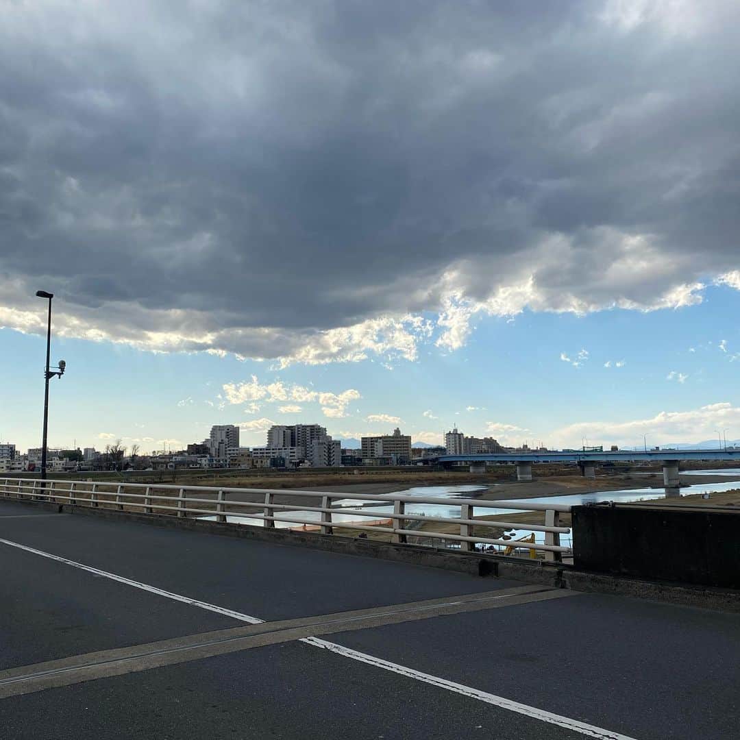 ヒカル（はやぶさ）のインスタグラム：「#散歩 #二子玉川 #雲 #景色 #運動」