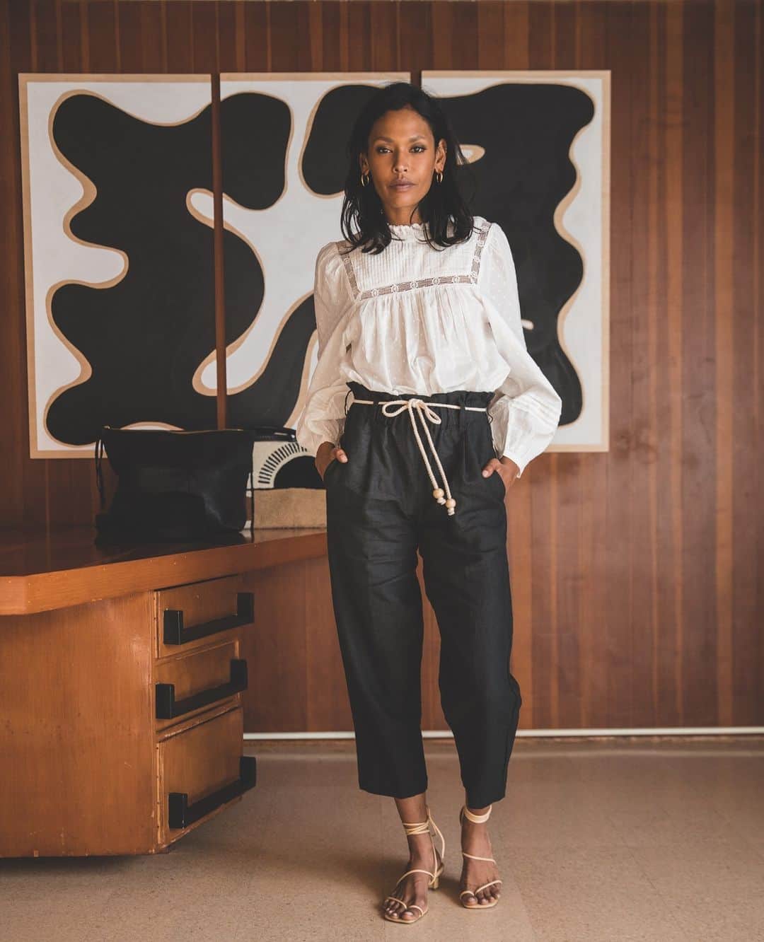 クレオベラのインスタグラム：「The new pants in town — The Esen Pant. Made to be worn and then re-worn, the Esen pants are super flattering, linen-style paper bag pants with natural cord and wooden bead details. We've been wearing them with the Loma Sweater to keep cozy & comfortable indoors, but pair them with a tucked blouse and you'll be good to go for a meeting or dinner date anytime.」