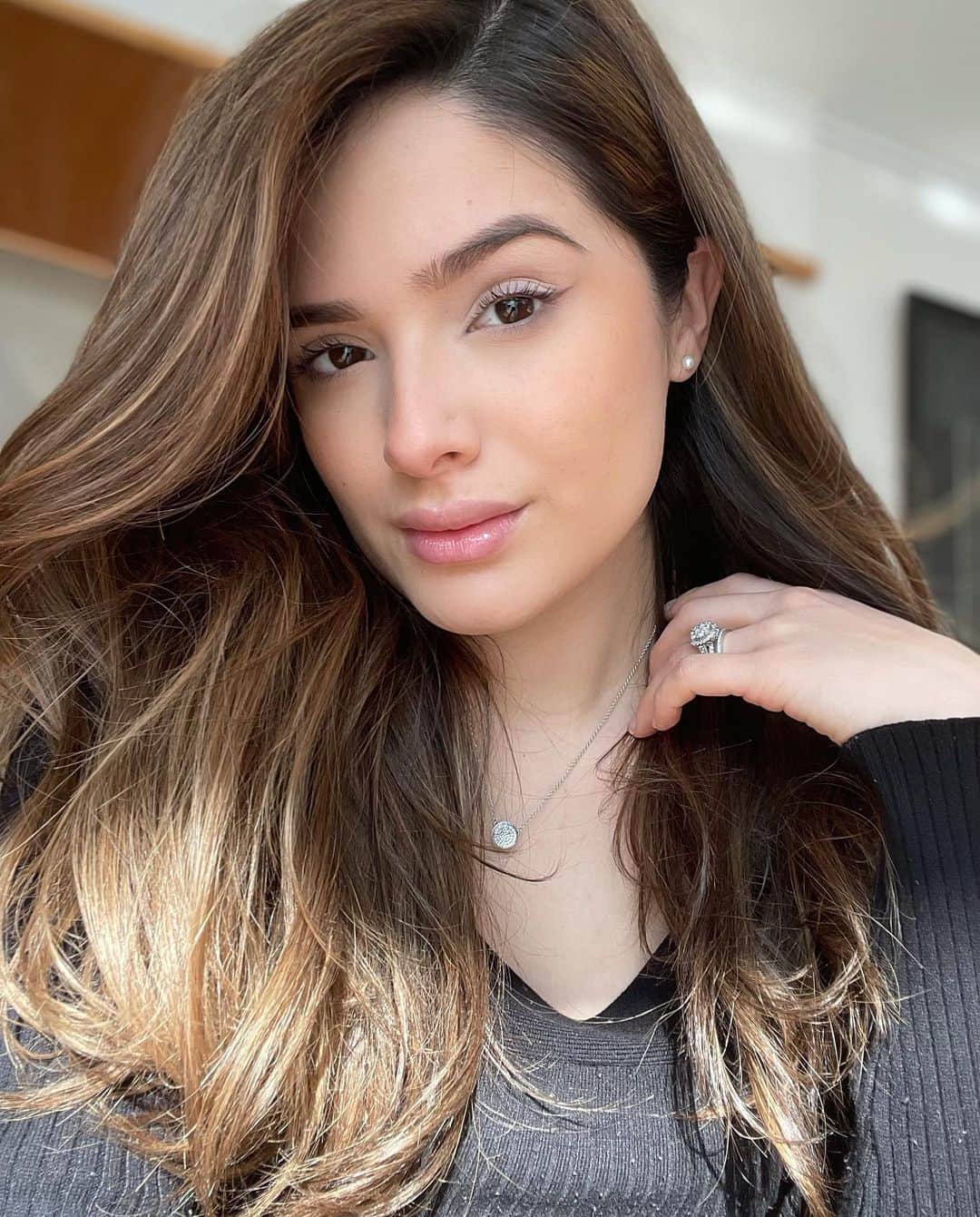 チャチー・ゴンザレスのインスタグラム：「Just popping in to remind you to drink water, clean your makeup brushes (yeah I’m talking to you cochina) and unplug the household items you aren’t currently using ❤️ kbye!」