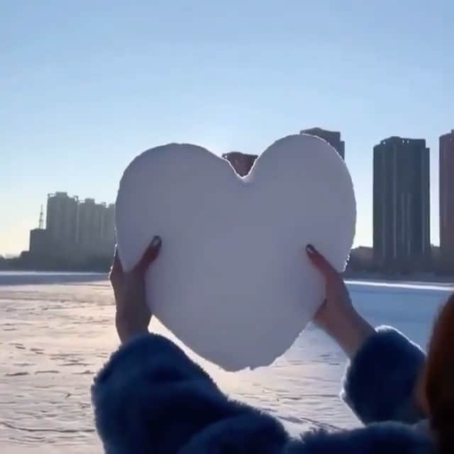 ジョジー・マランのインスタグラム：「It's Random Acts of Kindness Day! Tag a friend you're missing right now and send them some love 💗  🎥 @mignonettetakespictures」