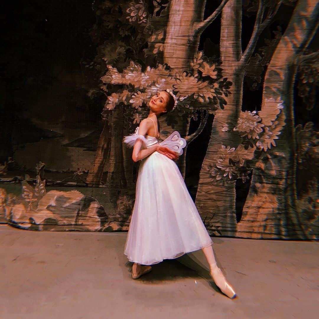 ダリア・イオノワのインスタグラム：「лети.  пока не оборвали. 🧚🏻‍♀️  _______________________________________  #spb #saintpetersburg #mariinsky #mariinskytheatre #mariinskyballet #mariinskydancer #vaganovastudents #ballet」