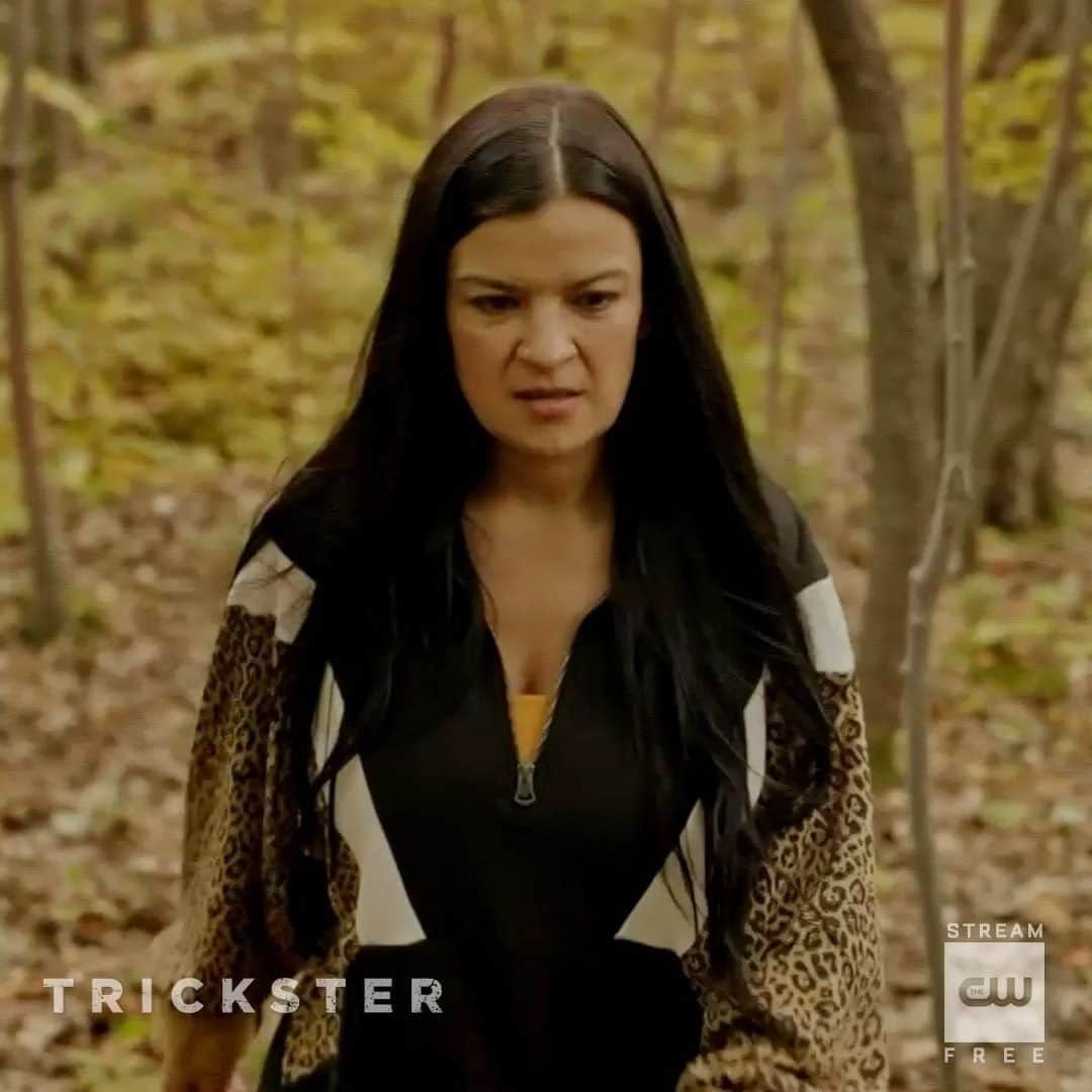 The CWのインスタグラム：「Listen closely. Stream the finale free only on The CW! #Trickster」