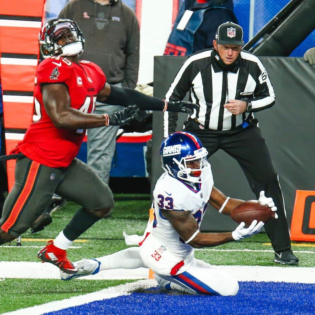 NFLさんのインスタグラム写真 - (NFLInstagram)「Giants vs. @buccaneers to wrap up Week 8. Swipe to see the goal line play that decided it. ⏩」2月18日 5時00分 - nfl