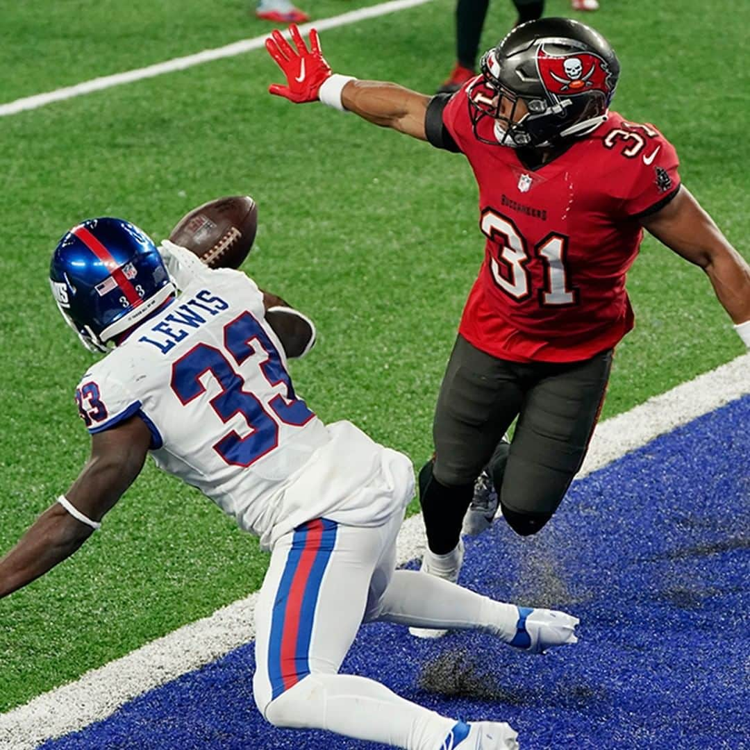 NFLさんのインスタグラム写真 - (NFLInstagram)「Giants vs. @buccaneers to wrap up Week 8. Swipe to see the goal line play that decided it. ⏩」2月18日 5時00分 - nfl