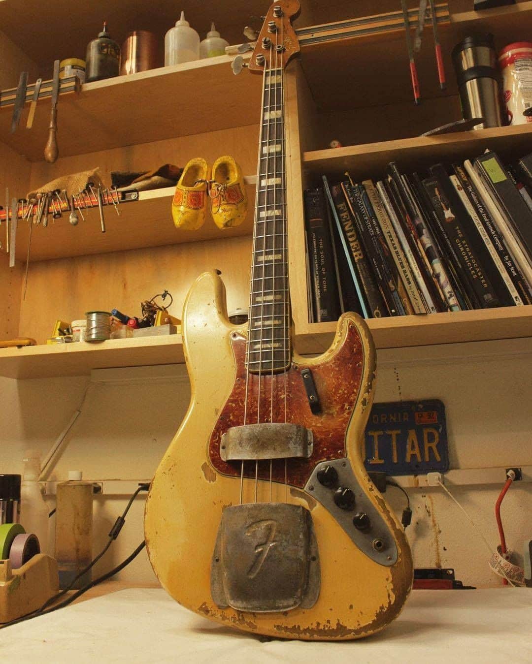 Fender Guitarさんのインスタグラム写真 - (Fender GuitarInstagram)「Weds-D-thump! Here’s an aged Olympic White Jazz Bass with block inlays from @vincevantrigt_fender. This one’s going to Japan.」2月18日 5時00分 - fender