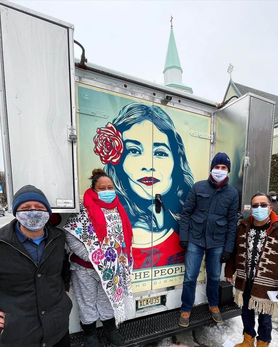 Shepard Faireyのインスタグラム：「I’m always grateful when people do generous and compassionate things, and happy when my art can accompany and support the mission. -Shepard  #repost from @andriahickey:  We are out in Bayridge at the Good Shepherd Lutheran Church today serving hot chocolate, chilli, and free museum family passes with the Brooklyn Immigrant Community Support weekly mutual aid food distribution line, in partnership with our friends at @alittlepieceoflight and with the support of @brooklynmuseum. ❄️👁❄️ . This first picture is of Fabiola Mendieta-Cuapio (in front of new truck art by Shepard Fairey and @amplifierart ). Fabiola is the incredible human behind Brooklyn Immigrant Community Support, an organization that came together last March to provide mutual aid to immigrant families around New York. She is indigenous, from México, wearing an amazing handmade traditional textile work. She is a FORCE and her ability to turn small resources into major community support is nothing less than biblical. Her organization passed out 2500 boxes of groceries today. Each box makes ten meals. That’s some serious loaves and fishes. IN AWE. 💙💙💙💙」