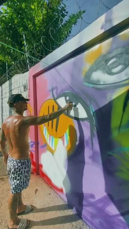 イタロ・フェレイラのインスタグラム：「@romulodeucria metendo o estilo no portão da minha casa em Baia Formosa - RN. Deixa vibe.🔥👊😏✨」